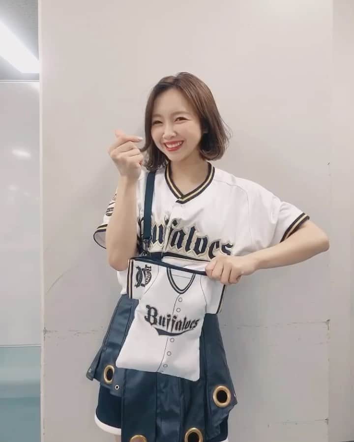 MIYUのインスタグラム：「﻿ ﻿ ﻿ バッグから……﻿ ♥️♥️♥️♥️♥️﻿ ﻿ ﻿ ﻿ …(笑)﻿ ﻿ ﻿ ﻿ ﻿ この「ユニフォーム型バッグ」﻿ めっちゃ可愛くないですか？？🤤♥️﻿ ﻿ ﻿ ﻿ 8月29日(土)・30日(日)﻿ 千葉ロッテマリーンズ戦の﻿ 前売購入者限定グッズ付チケットを﻿ ご購入して頂いた方はもらえちゃいます💪🏻✨﻿ ﻿ ﻿ ﻿ ☆BsCLUB先行販売は、﻿ 8月1日(土)第1次先行より順次スタート♩﻿ ﻿ ﻿ ☆一般販売は8月8日(土)から﻿ 販売スタートです♩﻿ ﻿ ﻿ ﻿ 詳しくは球団公式ホームページを﻿ ご覧ください😊😊﻿ ﻿ ﻿ ﻿ ﻿ ⋆٭⋆⚾︎- - - - - - - - - - - - - - - - -⚾︎⋆٭⋆﻿ ﻿ ﻿ ﻿ 本日、18:00〜﻿ PLAYBALL⚾️🔥﻿ ﻿ ﻿ 予告先発は鈴木優投手です！﻿ ﻿ ﻿ 今日は絶対に勝ちましょう！﻿ バファローズへのご声援、﻿ 宜しくお願いします💪🏻🔥﻿ ﻿ ﻿ ﻿ ﻿ #オリックス #Bs2020 #BsGirls #オリ姫﻿ #野球 #プロ野球 #オリックスバファローズ #超革新系﻿ #野球女子　#野球好き　#野球好きな人と繋がりたい﻿ #京セラドーム大阪﻿ #baseball #ORIX #Buffaloes #BINNOVATION﻿ #MIYU #miyu_337  #🐼 ﻿ ﻿ ﻿」