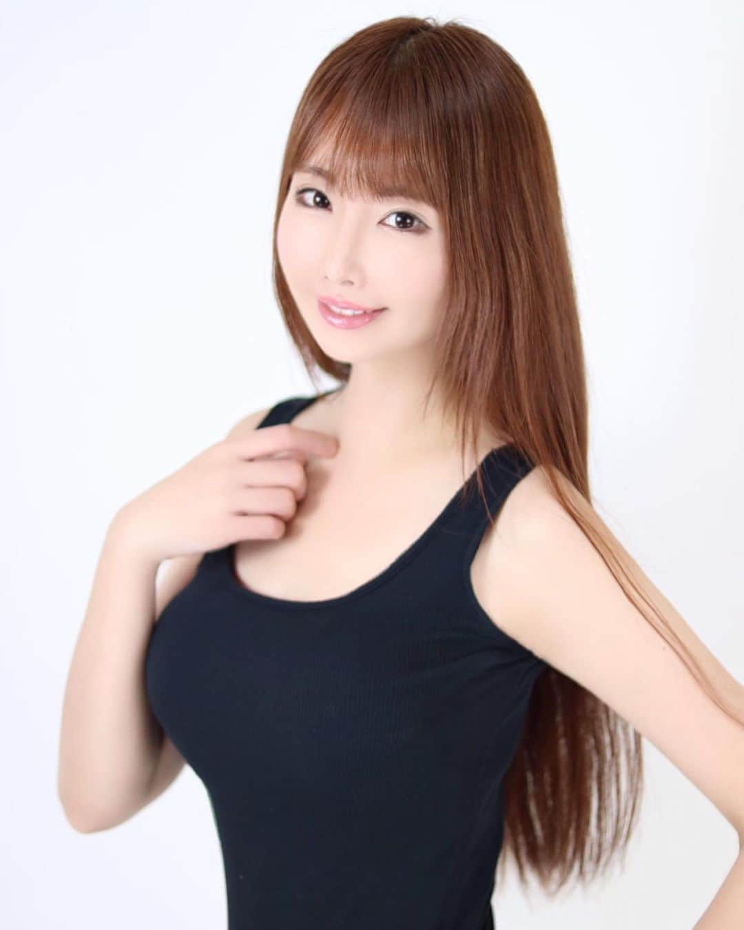 のインスタグラム：「💓白バックに黒衣装💓  #model #japanesemodel #japan #japanesegirl #sakachikumi #坂地久美」