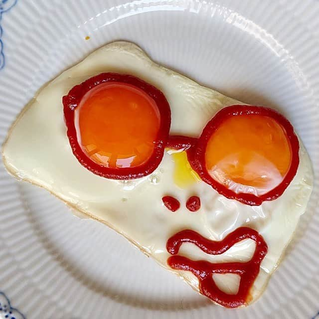 大地真央さんのインスタグラム写真 - (大地真央Instagram)「🥚目玉焼きアート🎨 🍳🍳🍳🍳 ・トルコ帽をかぶった男装の麗人（海苔の助けを借りて） ・おリボンとお花つけて、あらあらお口汚しちゃった （双子卵と烏骨鶏） ・黄金のサングラスのB-BOY ・ペカソ🎨怪人5面相　m(_ _)m  #目玉焼きオリジナルアート 🍳 #朝食 #目玉焼き 🍳 #ノンオイル #ケチャップ🍅 #亜麻仁オイル #中村農場#烏骨鶏 #卵 🥚×2 #笑おう#免疫力アップ  #大地真央 撮影📱 #MAODAICHI @maodaichi_official_goods」8月5日 12時18分 - daichimao_official