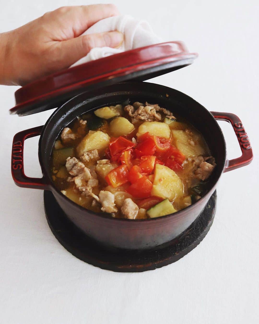 のインスタグラム：「Tomato Nikujyaga . お昼に肉じゃがライス。 夏の定番トマト入りに、 さらにズッキーニ加え、 豚小間も多めに加えて、 汁だくに仕上げてます。 さらっとスープ感覚で ごはんもサラサラっと。 モリモリよーく食べて 夏バテしないようにね。 . . #トマト肉じゃが #肉じゃが #肉じゃがライス #肉じゃがごはん #お惣菜 #ストウブ #staub #nikujyaga」