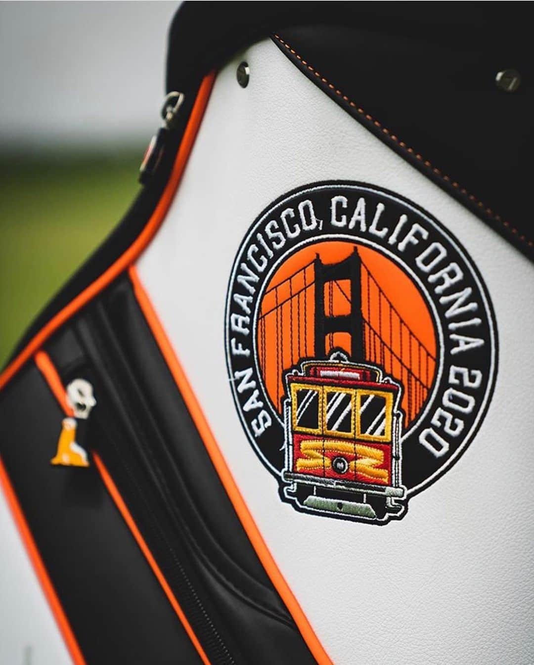 キャロウェイゴルフ（Callaway Golf）さんのインスタグラム写真 - (キャロウェイゴルフ（Callaway Golf）Instagram)「ついに！今シーズン初の海外メジャー「全米プロゴルフ選手権」が開催★ 開催地のサンフランシスコをテーマにした今回のゴルフバックには、ゴールデンゲートブリッジとケーブルカーがデザインされています。 また、サンフランシスコを本拠地とするプロフェッショナルベースボールチームのカラー、オレンジとブラックを配して特別なシリーズに仕上げました！ キャロウェイ・スタッフプレーヤーの皆さんにエールをお願いします！！ #callaway #キャロウェイ #callawaygolf #キャロウェイゴルフ#golf #ゴルフ #CALLAWAYEXCLUSIVE #teamcallaway」8月5日 12時27分 - callawaygolf_japan