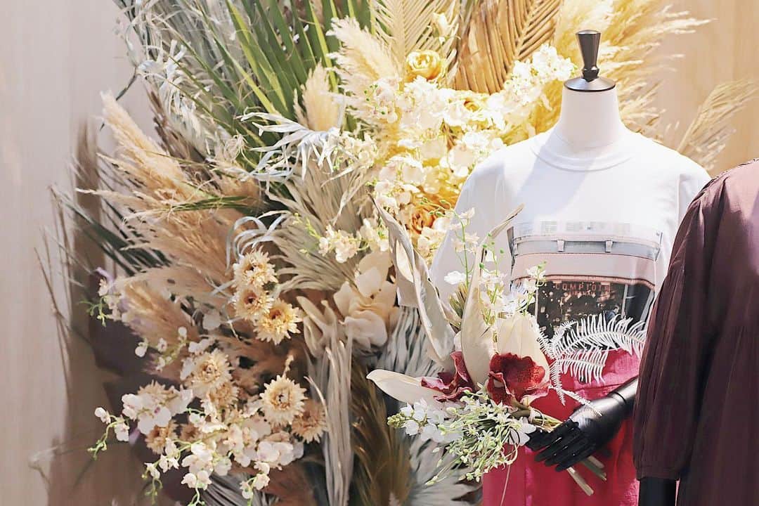 久林紘子さんのインスタグラム写真 - (久林紘子Instagram)「MIYASHITA PARK / &mall﻿ Flower Arrangements Styling﻿ ﻿ ﻿ ﻿ ﻿ ﻿ VM: @vms.japan @kenichiro_hotta﻿ Flower Styling: @rohicocco ( @tokyo.flamingo )﻿ Flower: @juuri_flower ﻿ Photo: @vms.japan  ＿＿＿＿＿＿＿＿＿＿＿＿＿＿＿＿＿＿＿＿＿＿ ﻿ #VMS #VisualMerchandising #VisualMerchandisingStudio  #FlowerDecoration #TokyoFlamingo #scandiboho #scandibohostyling #miyashitapark #shibuya #空間装飾 #空間スタイリング #ミヤシタパーク #スカンジボーホー」8月5日 12時28分 - rohicocco