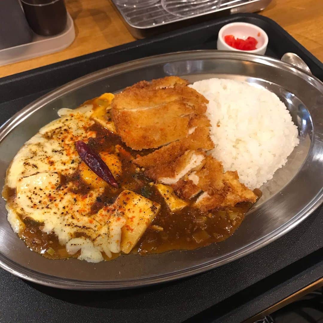 のインスタグラム：「@mabokari  に行ってきました！！  麻婆豆腐とカレーでマボカリ🍛  マボカリ 鳥カツ、炙りチーズ、卵トッピングを食べたよ〜 辛すぎるの苦手な私でも食べれました。 もちろん辛増ができるみたい！！  美味しかった！  #instafood #麻婆豆腐 #マーボー豆腐 #お酒 #カレー #curry #food #yummy #lunch #ランチ #delicious #instagood #japan #カレーライス #スパイス #美味しい　#pr  ウーミーPR」