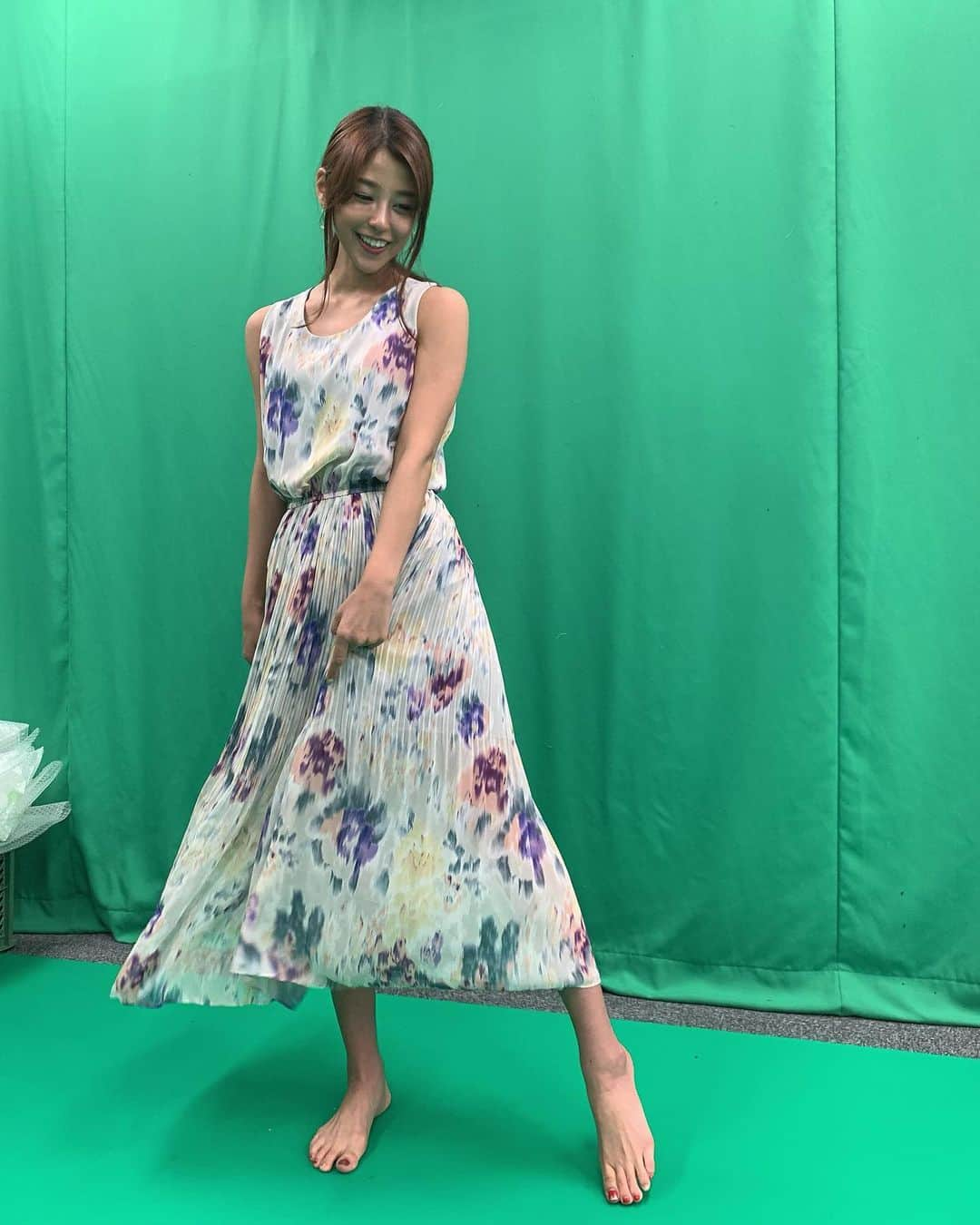 岡副麻希さんのインスタグラム写真 - (岡副麻希Instagram)「🌿﻿ 今夜【世界の何だコレ！？ミステリー】﻿ #フジテレビ 系列（19時〜）﻿ ﻿ 広いスタジオからリモート出演で﻿ はじまるまで寂しかったけど﻿ はじまると、その倍わくわく好奇心たいむに﻿ なりました👻☀️﻿ ﻿ みなさんもぜひテレビの前で﻿ 好奇心に忙しなくなってください〜🥰﻿ ﻿ #mac#できる秘書風#断念#裸足#😂﻿ ﻿ プリーツ感がかわいいワンピースでした🌿﻿ #ふわっ﻿ ﻿ #poolstudioalivier   ピアス #jouete」8月5日 12時40分 - maki_okazoe_official