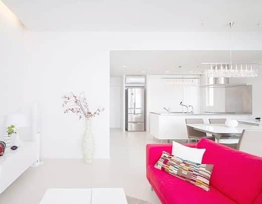 feve casaのインスタグラム：「ビビッドなピンク色のソファが映える見事に白に統一された空間。 空間の基本色を白色にしておくと、なにか一つに色味を置くだけで一気におしゃれ度がアップします。  設計：鐘撞正也/フリーダムアーキテクツデザイン株式会社 #ソファ　#フェブカーサ #建築家とつくる家 #設計事務所 #ピンク #白いインテリア #いえづくり記録  #リビングルーム #白い壁」