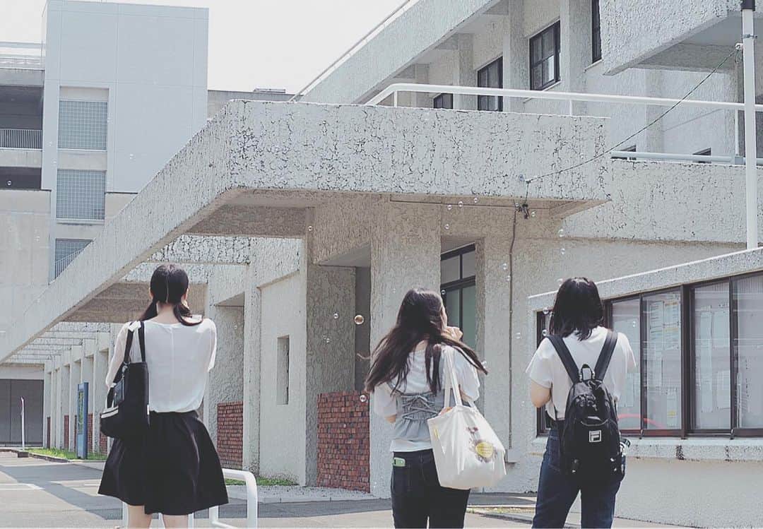福岡女子短期大学さんのインスタグラム写真 - (福岡女子短期大学Instagram)「こんにちは、福岡女子短期大学です。 . キャンパスの様子をお伝えする #福女短スナップ シリーズ、こちらの #スナップ写真 は先ほど1号館前にて撮影させていただきました。撮影に協力いただきありがとうございました😊 .  この投稿をご覧になって「いいね👍」「役に立った」と思われた方は、 @fukuoka_wjc をフォローをお願いします🥺 . =======[ お知らせ ]======= 福岡女子短期大学の資料（2021大学案内📕）を無料送付中です。本学ホームページ📲からお気軽に申し込みください🌟 ======================= . 子ども学科/健康栄養学科 音楽科/文化教養学科 . 福岡女子短期大学 住所：‪‪‪‪福岡県太宰府市五条四丁目16番‬1号‬‬‬ tel：‪‪‪092-922-4034‬‬‬（代表） . #福岡女子短期大学　#福女短　#福女短スナップ　#シャボン玉　#ふんわり」8月5日 12時39分 - fukuoka_wjc