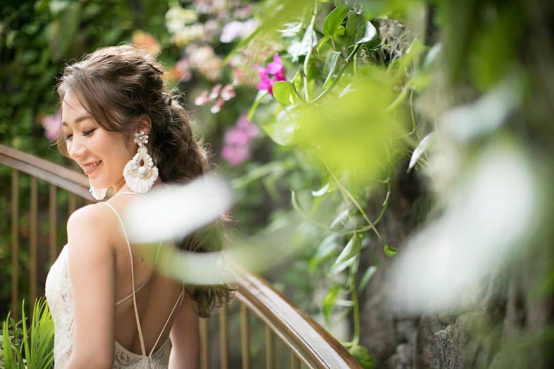 RealWeddingsのインスタグラム：「Kahala Hotel☺︎♡ .  Planning:@realweddings_hawaii﻿ Photo:@visionarijapan﻿  @jasondengphoto﻿ Hair&MakeUp:@bilino_hairmake @bilino_naoko  Bouquet:@deux_feuille   #hawaii#wedding#instawedding#resortwedding#hawaiiwedding#hawaiiweddingplanner#realweddings_hawaii﻿#kahalahotel  #ハワイ挙式#ハワイウェディング#ハワイ婚#リゾ婚#リゾ婚ハワイ#海外ウェディング#ハワイ結婚式#プレ花嫁#フォトウェディング#海外挙式#花嫁準備#日本中のプレ花嫁さんと繋がりたい#全国のプレ花嫁さんと繋がりたい#リゾートウェディング#2020年冬婚#2021春婚#結婚式準備#カハラホテル#カハラウェディング ﻿ ﻿」