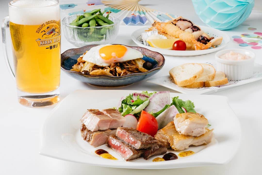 新横浜プリンスホテルのインスタグラム：「Rooftop Beer Gardenの「夏祭りセット」はお祭りの定番、焼きそばやイカ串はもちろん、お肉の3種盛りや海老のカダイフ巻き揚げなど総料理長おすすめのお料理が楽しめます！オープンエアなホテル屋上で夏を満喫しませんか？⁣ ⁣ ⁣ The Rooftop Beer Garden's "Summer Festival Set" offers some classic festival food recommended by the head chef, including yakisoba noodles and skewered squid, as well as assorted meat platter and fried shrimp in kadaif crust. Come enjoy the summer at the open-air hotel rooftop!⁣ ⁣ #ホテルで楽しむアウトドアな夏 #新横浜プリンスホテル#プリンスホテル#新横浜#横浜 #ホテルレストラン #ホテル#ビール#ビアガーデン #バーベキュー #屋外 #アウトドア #テラス #オープンエア #ホテルディナー #新横浜駅 #飲み放題 #クラフトビール#屋上ビアガーデン#夜景#shinyokohamaprincehotel#princehotel#shinyokohama#yokohama#beergarden #beer #BBQ #hotel #restaurant #myyokohama」