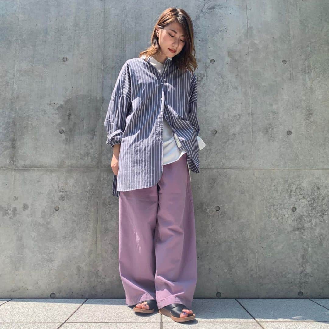 のインスタグラム：「【Women's Recommend Item】﻿ 今回は、新作のサスツキリラックスパンツ全４色を使ったコーディネートをご紹介します！ ウエストゴムのイージーパンツで、生地は夏でも履けるサラッとした軽い綿素材となっています。  サスツキリラックスパンツ ¥3,900 +TAX 52アイボリー/90パープル/50ブラウン/19ブラック  アイテム詳細等、何かご不明点あればコメントにてお気軽にご質問下さいませ。 ﻿﻿   TOP @nikoandtokyo﻿﻿ ﻿﻿ #nikoand #nikoandtokyo #新作 #コーディネート #ootd#今日のコーデ #であうにあう#newarrival #harajuku #tokyo #東京 #japan #日本 #渋谷 #原宿 #表参道 #shibuya #니코앤드 #ニコアンド #ニコアンドトーキョー #夏コーデ #ワイドパンツ #サスペンダー #アパレル #低身長コーデ #カジュアルコーデ #トレンド」