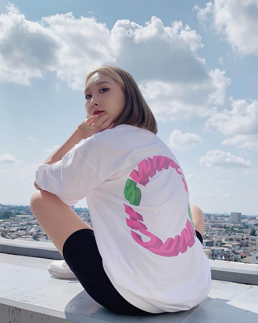 のインスタグラム：「バックプリントきゃわ〜💞💞🤟﻿ 3枚目眩しすぎて目開かなかった🥺😂笑﻿ ﻿ ありがとう @_watarumusic_ @switch___official 🔥⤴︎﻿ ﻿ ﻿ #outfitoftheday」