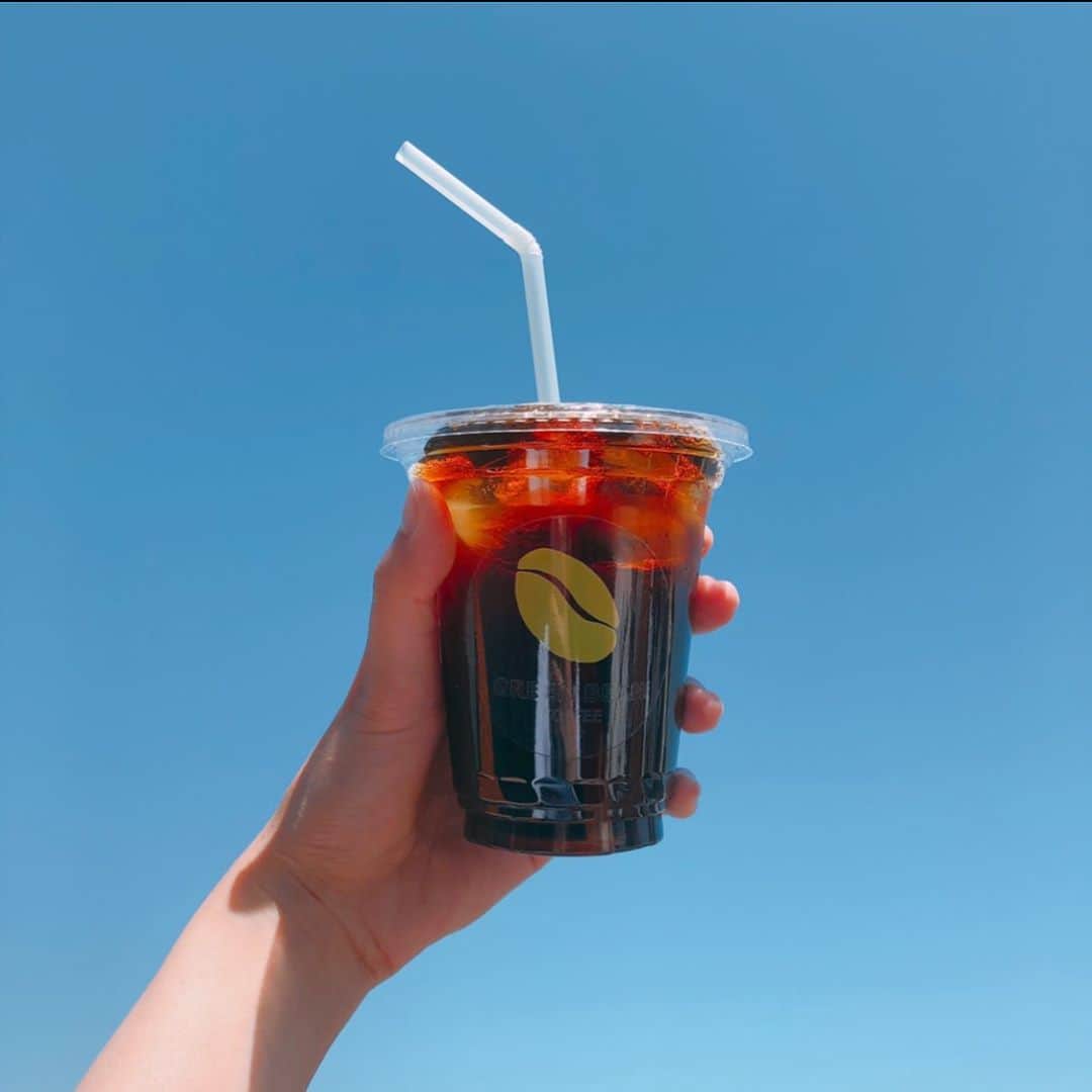横山エリカのインスタグラム：「Summer is officially here☀️ Come and quench your thirst🧊 #greenbeancoffee #imaginarycoffeeshop  梅雨明けの暑い日にはアイスコーヒーをどうぞ😋 #グリーンビーンコーヒー #全て妄想です」