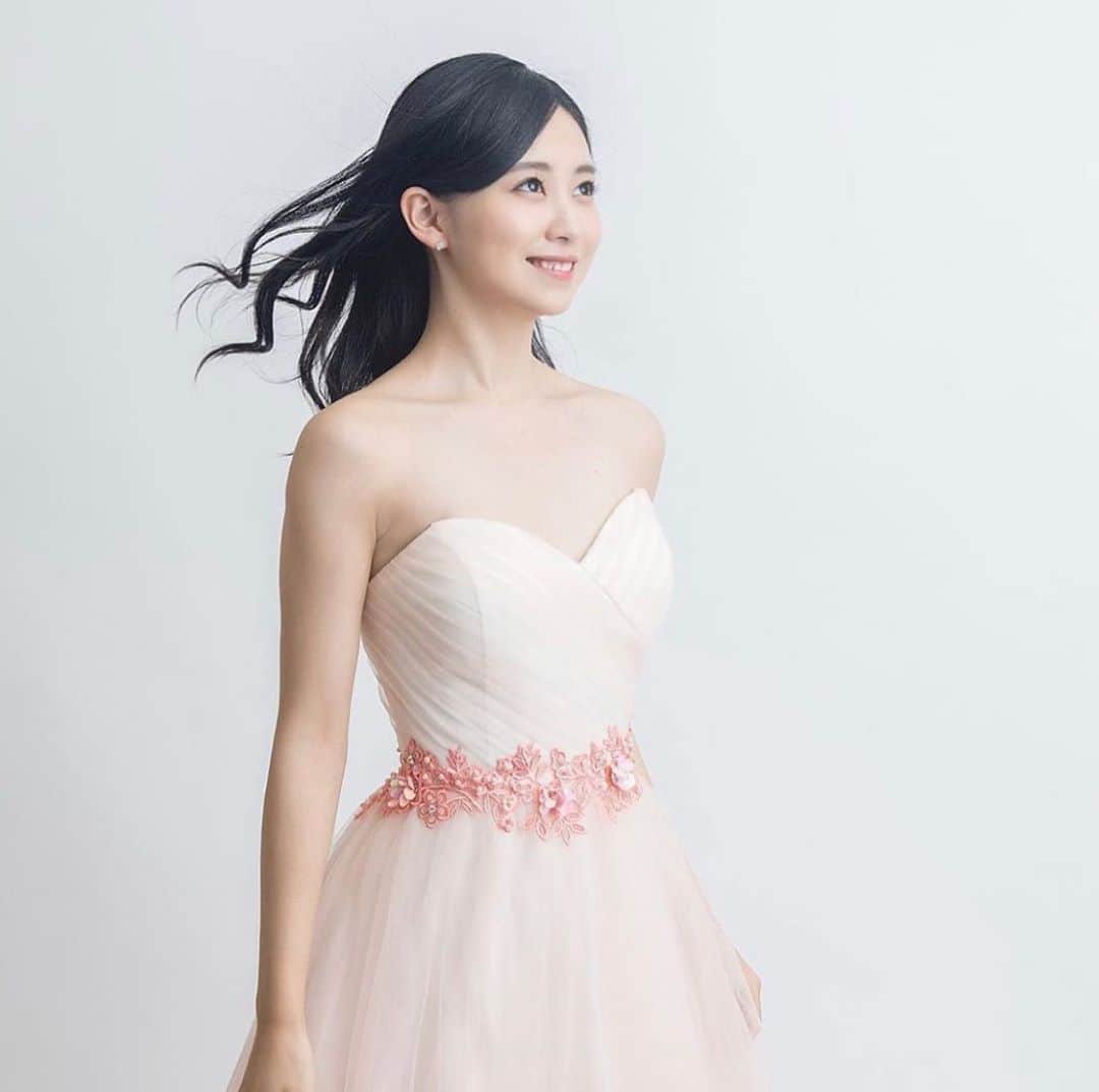 のインスタグラム：「【熊谷彩春 20th Birthday concert 再延期のお知らせ】 ・ 公演を心待ちにしてくださった皆様、本当に申し訳ありません。 私自身すごく楽しみに準備をしていたので、延期のお知らせをするのは本当に残念で悔しいです。 ・ 近々配信で歌声を皆様にお届けできればと計画中です。 よろしくお願いします！ ・ ーーーーー いつも熊谷彩春を応援してくださりありがとうございます。 ・ この度8月31日にヤマハホールで公演を予定しておりました「熊谷彩春20th　Birthday concert」は新型コロナウィルスの流行状況を鑑み、大変残念ですが来年への延期を決定いたしました。 チケットお申し込みの皆様には、お申し込み時のご住所に現金書留にてご返金申し上げます。8月中に作業を終える予定ですので、到着をお待ちください。 ・ 公演を心待ちにしてくださった皆様には大変ご迷惑をおかけします。 ・ 出来うる限り公演を行いたいという熊谷本人の想いのもと、開催の可能性をぎりぎりまで模索しましたが、現在の状況、そして来てくださるお客様の健康を考え延期を決定しました。近々配信で熊谷の歌声を皆様にお届けしようと計画中です。日程が決まりましたらお知らせいたします。 ・ 今後とも熊谷彩春をよろしくお願いいたします。 ・ 2020年8月5日 #熊谷彩春」