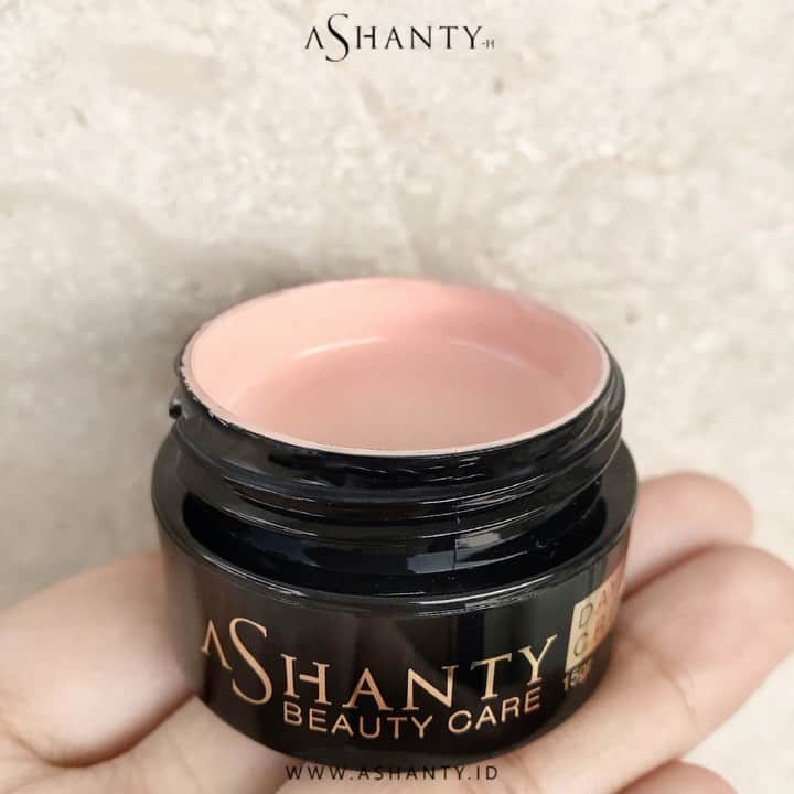 ASHANTY BEAUTY CREAM OFFICIALのインスタグラム：「Day Cream Anti Aging by Ashanty  Bermanfaat untuk mencerahkan, melembutkan, melembabkan dan sudah mengandung SPF sehingga dapat digunakan sebagai Sunblock dan dapat juga digunakan sebagai alas bedak 💜  _____________________________ Informasi dan pemesanan  Ashanty Beauty Cream Chat Via WA: 081293823950 WA: 085781140354 WA: 081287388885 WA: 087778489900 ⚡️ Fast Respons Click Link On Bio Instagram @ashantyid ❣️ ______________________________ #ashantybeautycream #creamashanty #skincareashanty #skincare #skincareartis #skincarelokal #creamwajah #creamperawatanwajah #obatjerawat #jerawat #kosmetik #krimwajah #creamwajah #whiteningcream #ashantyid #ashanty #ahha #kepastian #aurelhermansyah」