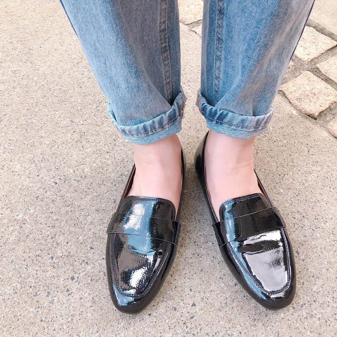 Kikuno Sayumiさんのインスタグラム写真 - (Kikuno SayumiInstagram)「〻GU code〻 ・ ・ ・ @gu_for_all_ の新作#シフォンフラットローファー 𓇢 ・ これ、めっちゃ軽いの！ そして履き心地良い◎ ・ 私こういう靴って自分のサイズを選んだらカポカポして歩きにくかったりするのにこれはジャスト👌 すごいフィットして疲れ知らず◎ ・ ブラックをチョイス！秋コーデにもガンガン使おう♡ ・ ・ ・ tops▶ @mode_robe_official bottoms▶ @grl_official shoes▶ @gu_global ・ ・ ・ #ファッション#コーデ#ママ#ママコーデ#プチプラコーデ#大人カジュアル#大人可愛い#春コーデ#ママリファッション#シンプルコーデ#ゆるコーデ #158cmコーデ #guコーデ #ママリ#locari #gu新作#GUstyle#gupr#みんなのGUコーデ#産後コーデ#授乳コーデ#gu_for_all#gu#GU夏コーデ2020#gu新作#シフォンフラットシューズ#GRL#グレイル」8月5日 12時59分 - sayumikikuno