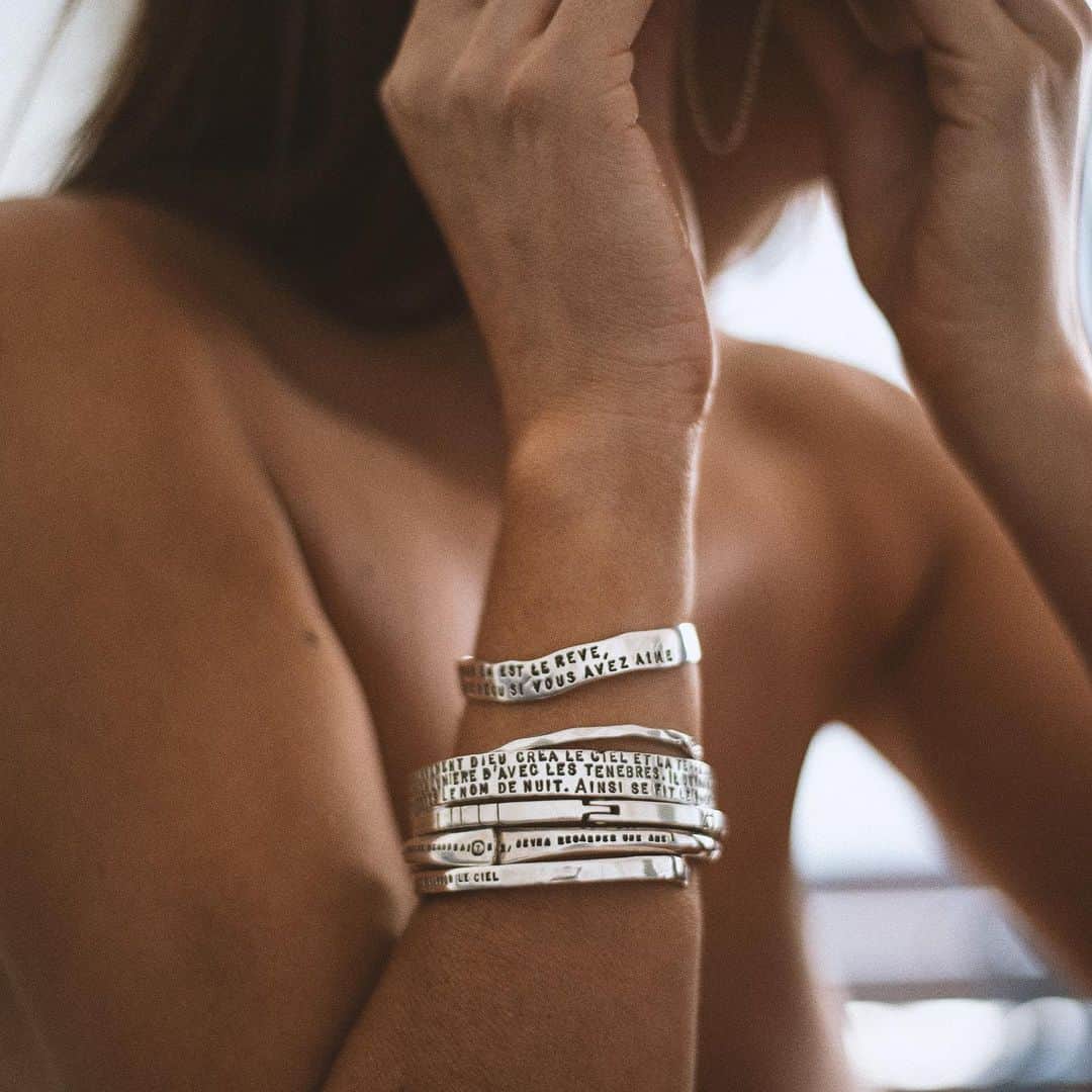 HPFRANCE　アッシュペーフランスさんのインスタグラム写真 - (HPFRANCE　アッシュペーフランスInstagram)「【SERGE THORAVAL】 BANGLE FOR SUMMER  時に繊細に、時に力強く。 組み合わせ次第でさまざまな表情を魅せ、手元を飾るセルジュ・トラヴァル @serge_thoraval_tokyo のバングル。サマーシーズンを、自分だけのスタイルで。  #sergethoraval #bangles #bracelets #jewelry #silver #シルバー #アクセサリー #シルバーアクセサリー #coordinate #fashionjewelry #fashion #hpfrance #アッシュペーフランス #クリエイションが人を豊かにする」8月5日 13時00分 - hpfrance_official