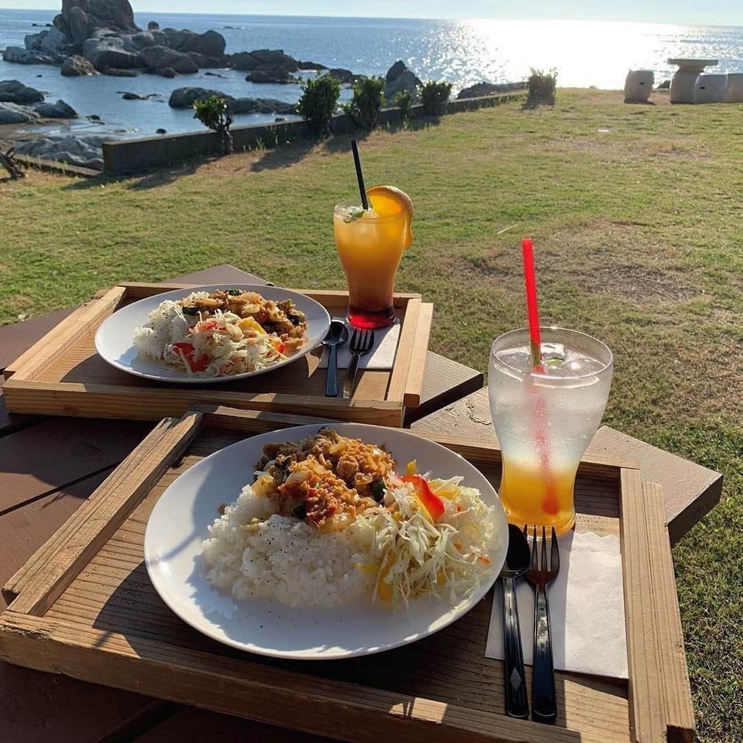 isutaさんのインスタグラム写真 - (isutaInstagram)「海を一望できる♡﻿ 開放的でカジュアルなカフェ。﻿ ﻿ ﻿ 福井県にある「cafe mare（カフェ マーレ）」は日本海を一望できるシーサイドカフェ。﻿ ﻿ ﻿ こちらでは、海岸を一望できる絶景のロケーションの中、地産地消をテーマにした「カニクラムチャウダー」や手作りスイーツなど、丁寧に作られるフードメニューがいただけます。﻿ ﻿ ﻿ ブランコなどフォトジェニックなスポットもあるので、時間を忘れて楽しめること間違いなしです♩﻿ ﻿ ﻿ ぜひ行きたいところリストに追加してみてはいかが？﻿ ﻿ ﻿ 【cafe mare】﻿ 住所：〒910-3404 ﻿ 福井県福井市大丹生町７０−３﻿ 営業時間：10:00～日没（LO.日没30分前）﻿ 詳しくは、公式HPをチェックしてください！﻿ ﻿ ﻿ photo by﻿ @009y__﻿ @_lee13xx﻿ @shihodayo__﻿ @sktn_0313﻿ ﻿ ﻿ #isuta #イスタ #isutapic﻿ #isutacafe #カフェ巡り #おしゃれカフェ﻿ #cafemare  #カフェマーレ #福井カフェ﻿ #福井グルメ #福井カフェ巡り #福井ランチ ﻿ #ブランコカフェ #オーシャンビュー #オーシャンビューカフェ ﻿ #テラスカフェ #絶景カフェ #ビーチカフェ﻿ #タコライス #ローストビーフ #ブランコ﻿ #カフェスタグラム #cafe #cafestagram ﻿ #カフェ部 #カフェ #カフェ好き﻿ #お洒落な人と繋がりたい ﻿ #カフェ好きな人と繋がりたい」8月5日 13時01分 - isuta_jp