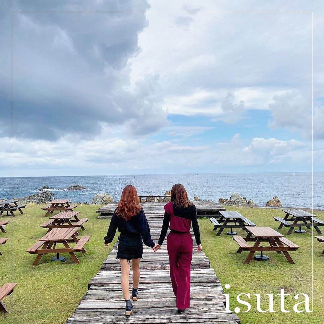 isutaさんのインスタグラム写真 - (isutaInstagram)「海を一望できる♡﻿ 開放的でカジュアルなカフェ。﻿ ﻿ ﻿ 福井県にある「cafe mare（カフェ マーレ）」は日本海を一望できるシーサイドカフェ。﻿ ﻿ ﻿ こちらでは、海岸を一望できる絶景のロケーションの中、地産地消をテーマにした「カニクラムチャウダー」や手作りスイーツなど、丁寧に作られるフードメニューがいただけます。﻿ ﻿ ﻿ ブランコなどフォトジェニックなスポットもあるので、時間を忘れて楽しめること間違いなしです♩﻿ ﻿ ﻿ ぜひ行きたいところリストに追加してみてはいかが？﻿ ﻿ ﻿ 【cafe mare】﻿ 住所：〒910-3404 ﻿ 福井県福井市大丹生町７０−３﻿ 営業時間：10:00～日没（LO.日没30分前）﻿ 詳しくは、公式HPをチェックしてください！﻿ ﻿ ﻿ photo by﻿ @009y__﻿ @_lee13xx﻿ @shihodayo__﻿ @sktn_0313﻿ ﻿ ﻿ #isuta #イスタ #isutapic﻿ #isutacafe #カフェ巡り #おしゃれカフェ﻿ #cafemare  #カフェマーレ #福井カフェ﻿ #福井グルメ #福井カフェ巡り #福井ランチ ﻿ #ブランコカフェ #オーシャンビュー #オーシャンビューカフェ ﻿ #テラスカフェ #絶景カフェ #ビーチカフェ﻿ #タコライス #ローストビーフ #ブランコ﻿ #カフェスタグラム #cafe #cafestagram ﻿ #カフェ部 #カフェ #カフェ好き﻿ #お洒落な人と繋がりたい ﻿ #カフェ好きな人と繋がりたい」8月5日 13時01分 - isuta_jp