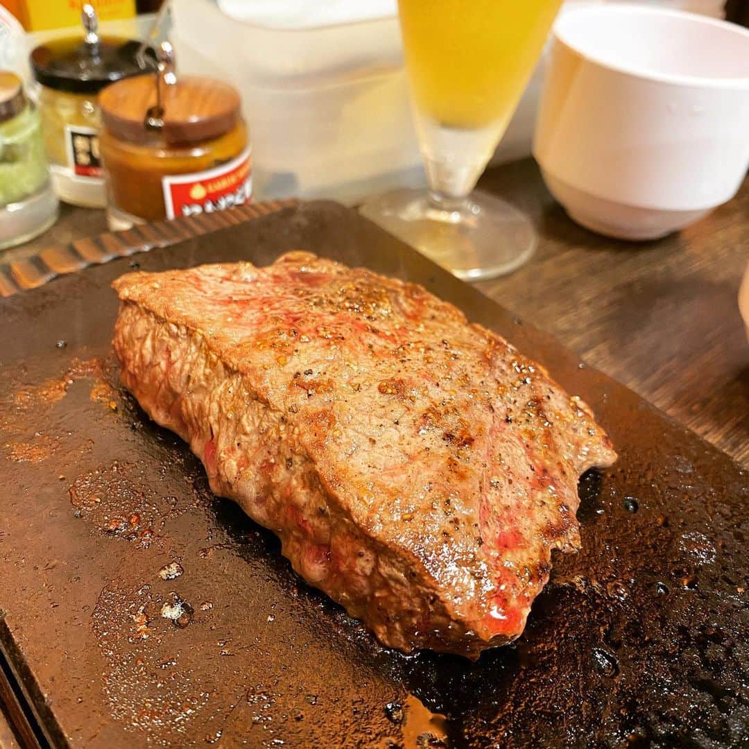 堀江淳のインスタグラム：「教えたくないけど…吉祥寺にできた🥩 「やっぱりステーキ」！ 教えたくないけど… #ステーキ #やっぱりステーキ #メモリーグラス #水割りをください  #沖縄グルメ  #にくしょく女子」