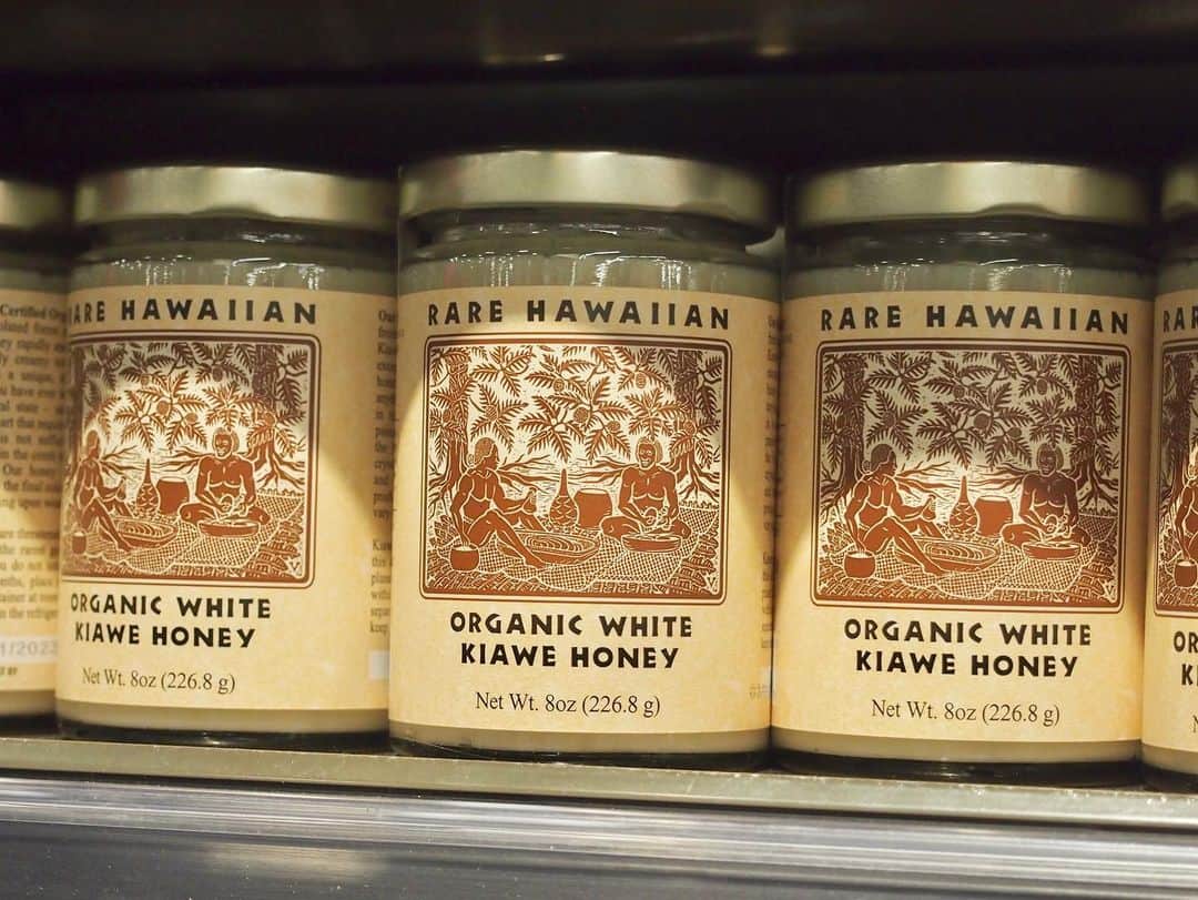 KAUKAU/カウカウハワイさんのインスタグラム写真 - (KAUKAU/カウカウハワイInstagram)「ハワイのホールフーズの蜂蜜コーナーすごい！ということで蜂蜜コーナーだけ徹底紹介😆 定番蜂蜜から、変わり種蜂蜜まで大紹介しています。 詳しくはこちらのリンクまたはストーリーから💛🧡🍯 https://www.kaukauhawaii.com/editornews/148069/  #KAUKAU #Waikiki #HawaiiNews #sunset #coupon #HawaiiCoupon #restaurant #shopping #instahawaii #ハワイ #ワイキキクーポン #ハワイクーポン #カウカウ #カウカウクーポン #ハワイホールフーズ #ホールフーズお土産 #蜂蜜 #ハワイ蜂蜜」8月5日 13時02分 - kaukau_hawaii