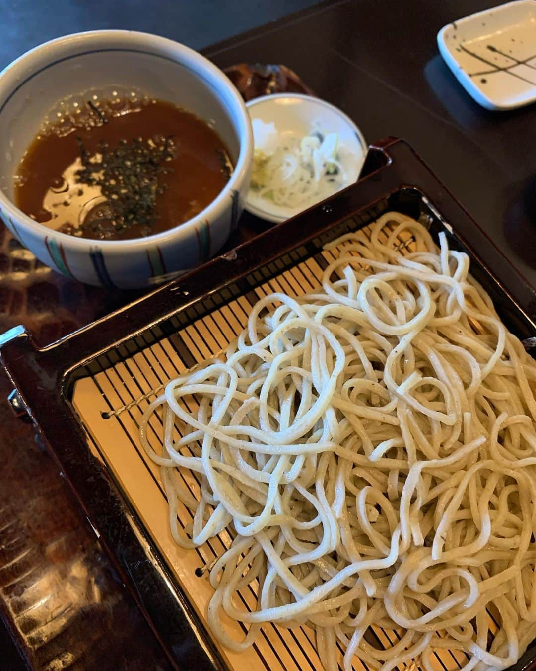 平田裕一郎のインスタグラム：「麺類の中でも蕎麦が好き。  前に行った蕎麦コレクションの中から。  ここの蕎麦食べた時の、 おっ、これは美味い！となりました。  歯応え、喉越し、風味も抜群でした。  お店の門は200年の歴史があるみたい。  お店の中も歴史を感じる。  また行きたいな。  #蕎麦 #多賀  #蕎麦にいるよ。 #側にいるよ。　笑 #ツーリング  #ハーレーダビッドソン  #harleydavidson」