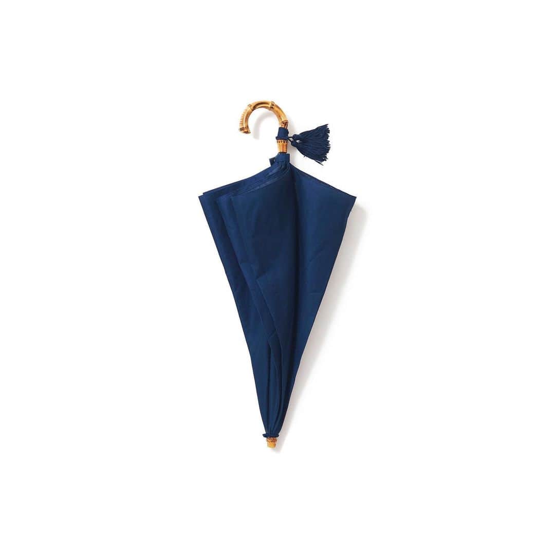 のインスタグラム：「・ K.Kshop ♦️Recommended♦️ ・ ♦︎WAKAO ワカオ/晴雨兼用折りたたみ傘（Navy） ・ 昭和13年(1938年)創業の洋傘工房WAKAO。こちらの商品は、日傘としてはもちろん、突然の雨にも雨傘としてお使いいただける晴雨兼用の折りたたみ傘。 １点１点手作業で、時間をかけて握りやすい形に曲げられた、天然竹の持ち手は、高級感があり使い込むほどに馴染み、存在感が増していきます。 露先はベルトで簡単にまとめることができ、カバーの開け口も出し入れしやすいプリーツデザイン仕様。細部まで拘りを感じさせるメイドインジャパンの傘です。 ・ #kkcloset #kkshop #菊池京子 #kyokokikuchi #コーディネート #coordinate #code #ootd #outfit #style #happy #春 #夏 #日傘 #umbrella #navy #madeinjapan」