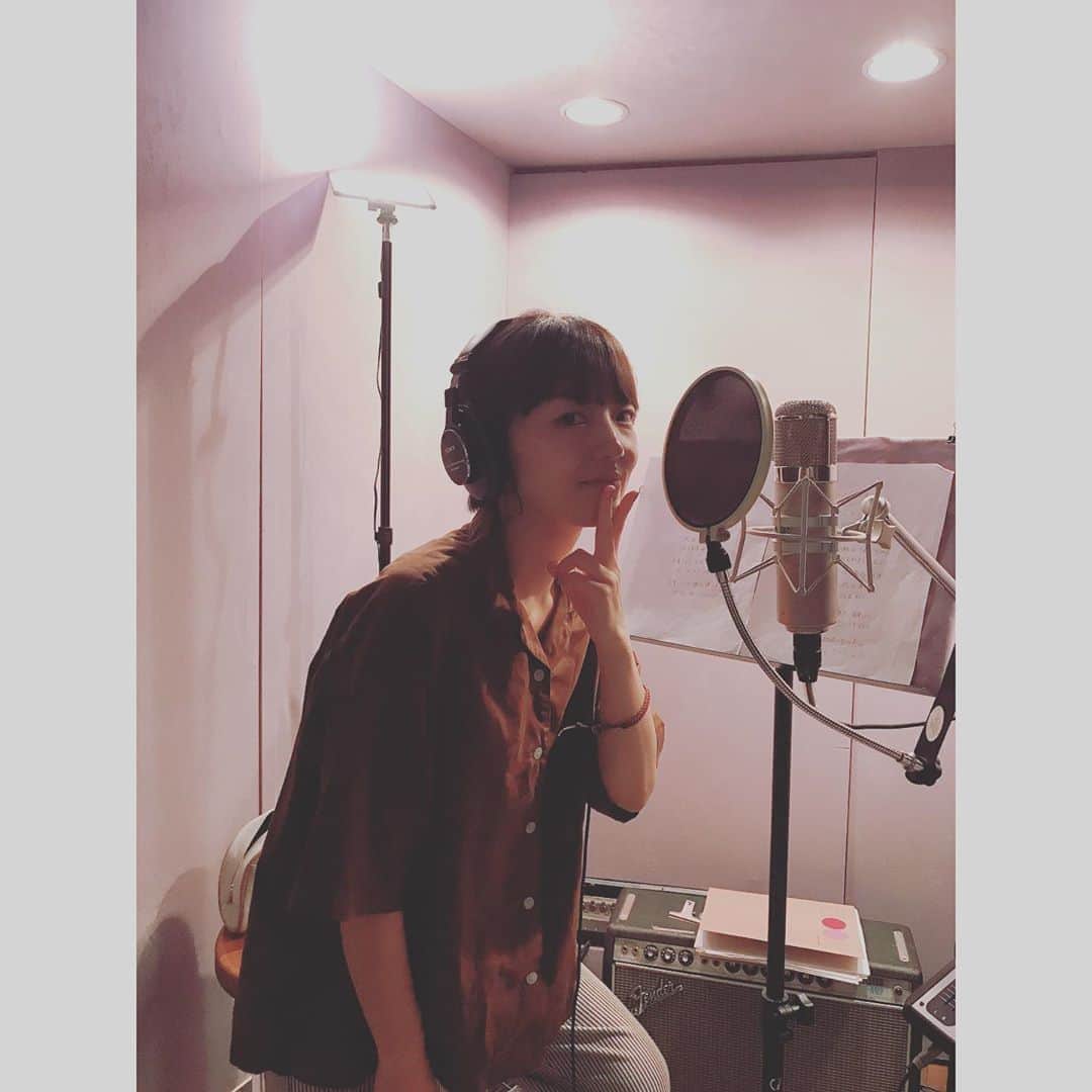 熊木杏里のインスタグラム：「昨日はレコーディングDay3 歌入れが始まって 喉と腹筋と心に充実感。  #熊木杏里#純ちゃん誕生日おめでとう」