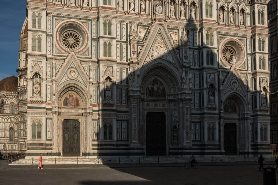 National Geographic Travelさんのインスタグラム写真 - (National Geographic TravelInstagram)「Photo by @francescolastrucci  A late afternoon view of the Cathedral of Santa Maria del Fiore (or more simply, the Duomo) in Florence, Italy. I’ve been documenting my city almost every day since the lockdown was lifted. Cities of art are paying a high price in this pandemic. The sudden disappearance of tourists and the income they generate is putting many Florentines in serious trouble. Without the unsustainable masses of tourists who overwhelmed Florence, however, the city is revealing its pure beauty both to the locals and to the few tourists who are now coming back. They are free to visit Florence’s treasures without the hassle of long lines and big crowds and get to enjoy a glimpse of authentic daily life.  Follow me @francescolastrucci for more places, daily life, and stories around the world. #florence #italy #dailylife」8月5日 13時09分 - natgeotravel