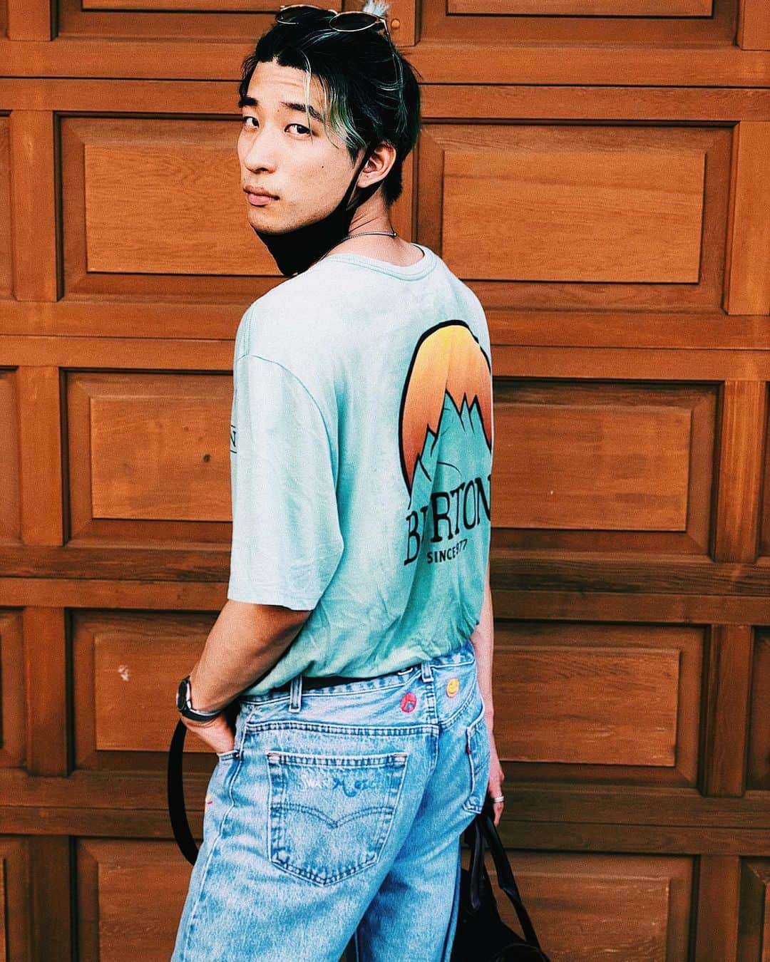 古幡亮（WATWING）のインスタグラム：「. . I finally got a Levi's 501 denim‼︎ 何処かの誰かさんが刺繍した めちゃカワのLevi's 501 デニム を手に入れた！ . . #watwing #levis #501 #burton  #梅雨明けHappy#しかし暑すぎる #汗が汁だく#髪結べるようになってきた」