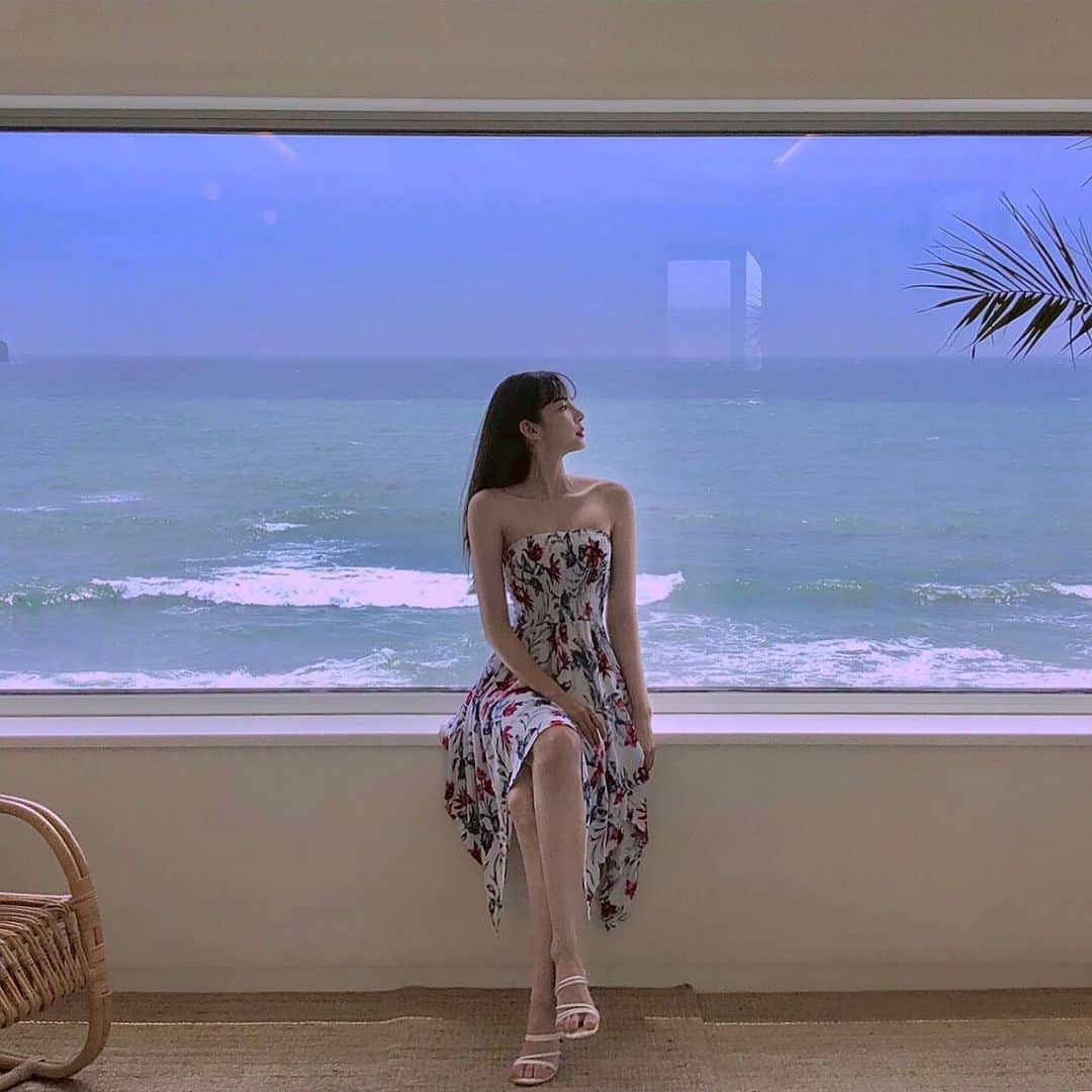 ユジョン のインスタグラム：「뷰 보러 오는 줄 알았지? 너 보러 오는 거야.」