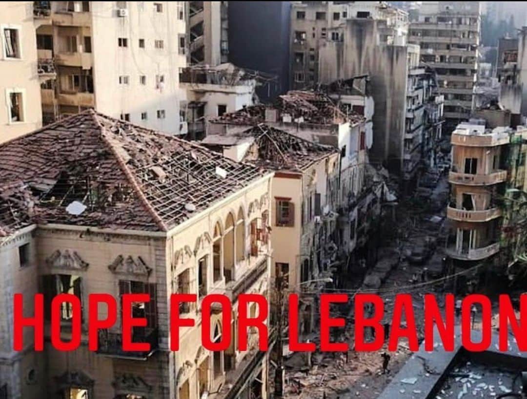 カロリーヌ・ド・メグレのインスタグラム：「Thinking of everyone in Lebanon who’s already been suffering so much lately 💔 🇱🇧 Follow my friend @ulap if you want to help. I trust her, she created a go fund me, link on her bio. You can also donate to @lebaneseredcross (link in my story) and @impact.lebanon」
