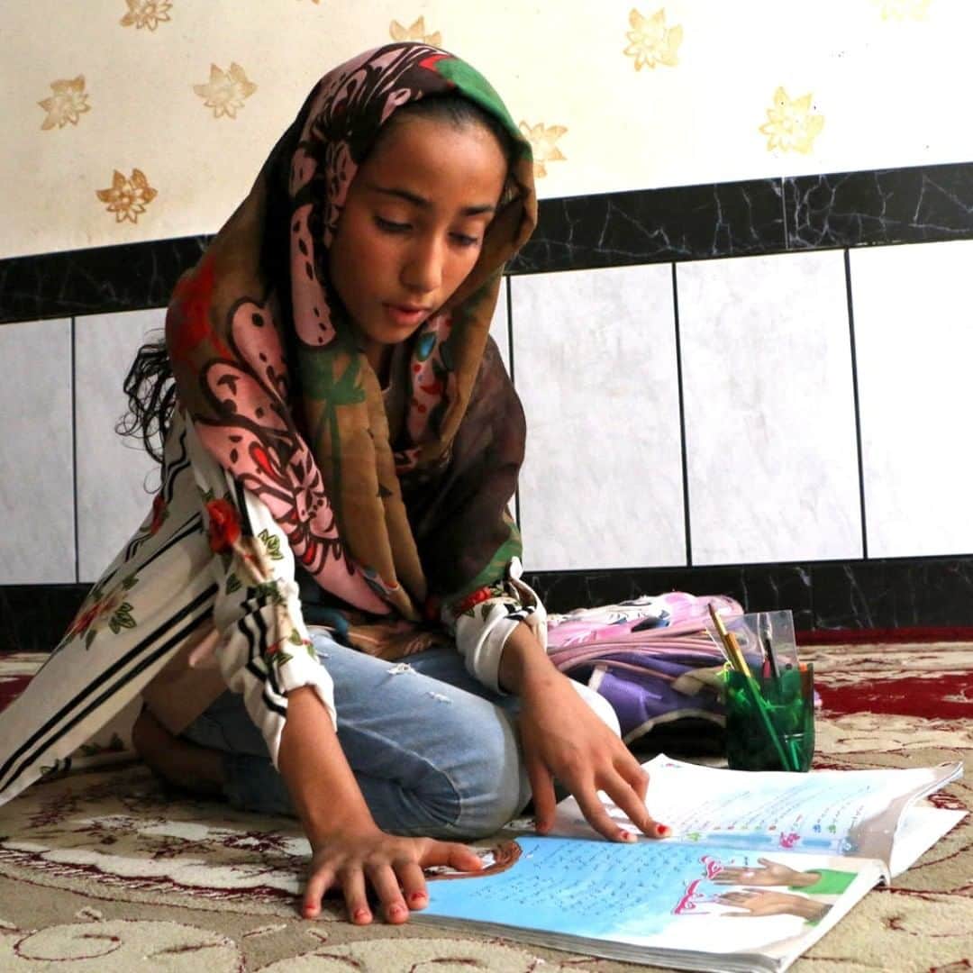 unicefさんのインスタグラム写真 - (unicefInstagram)「Nine-year-old Marjan in Iran is doing her best to learn from home, even without access to a computer or phone. Access to a quality education should be universal. Yet with less access to the internet and learning materials, #COVID19 related school closures have hit the most vulnerable children hardest. As schools reopen, UNICEF is calling on governments to double down on learning support for the most marginalized children, especially those living in poverty, from ethnic minority groups, children with disabilities, girls and displaced or refugee children. Together with partners, we must reimagine a world where every child has an equal opportunity to learn.  © UNICEF/UNI344454」8月5日 13時15分 - unicef