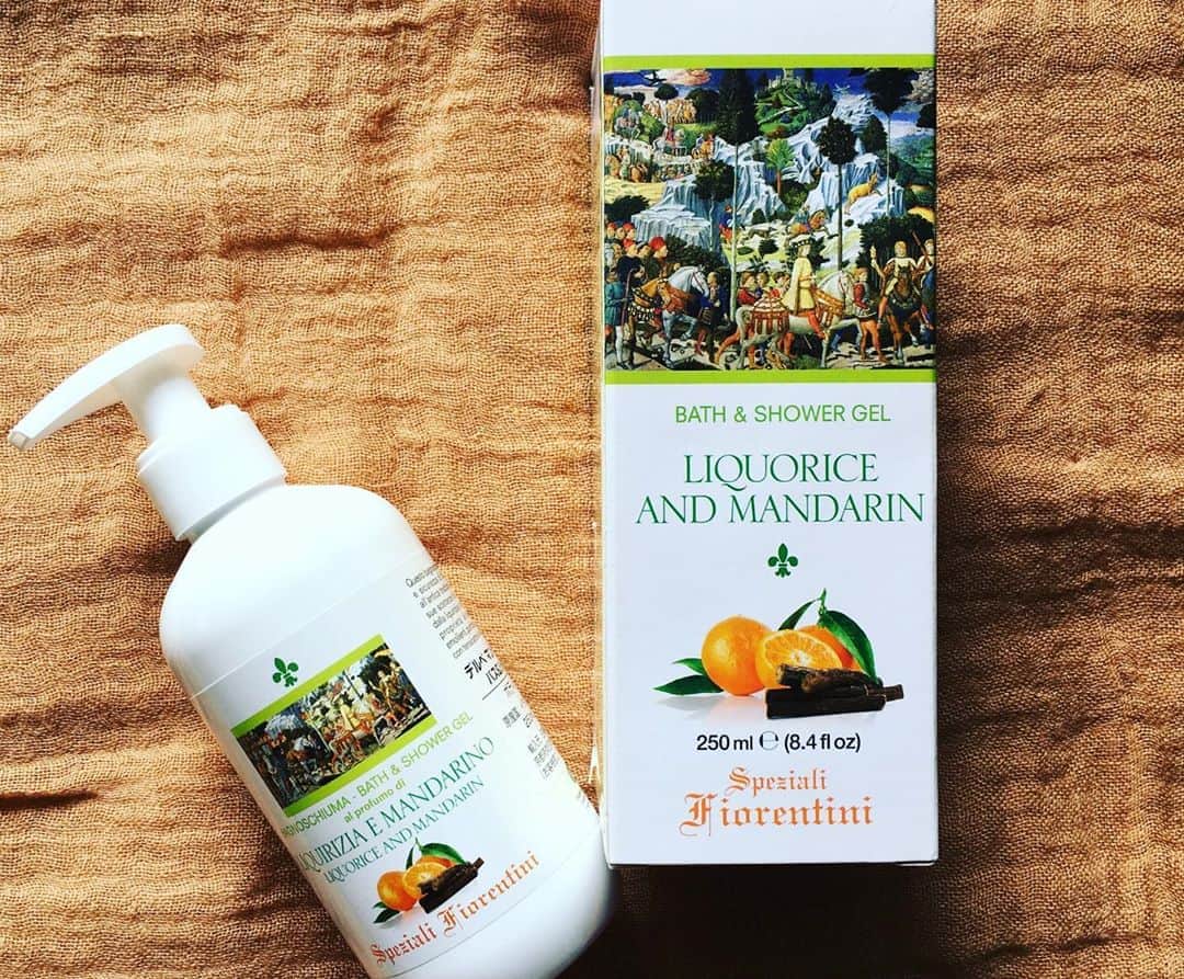 小橋めぐみのインスタグラム：「友人からのプレゼント。 マンダリンオレンジの香りのボディソープ🍊 原産国を見たら、 イタリアのフィレンツェ産でした🇮🇹 しばらく海外には行けないけれど、 香りの旅を楽しもう✈️ あやちゃん @ayako_omura  ありがとう〜！」