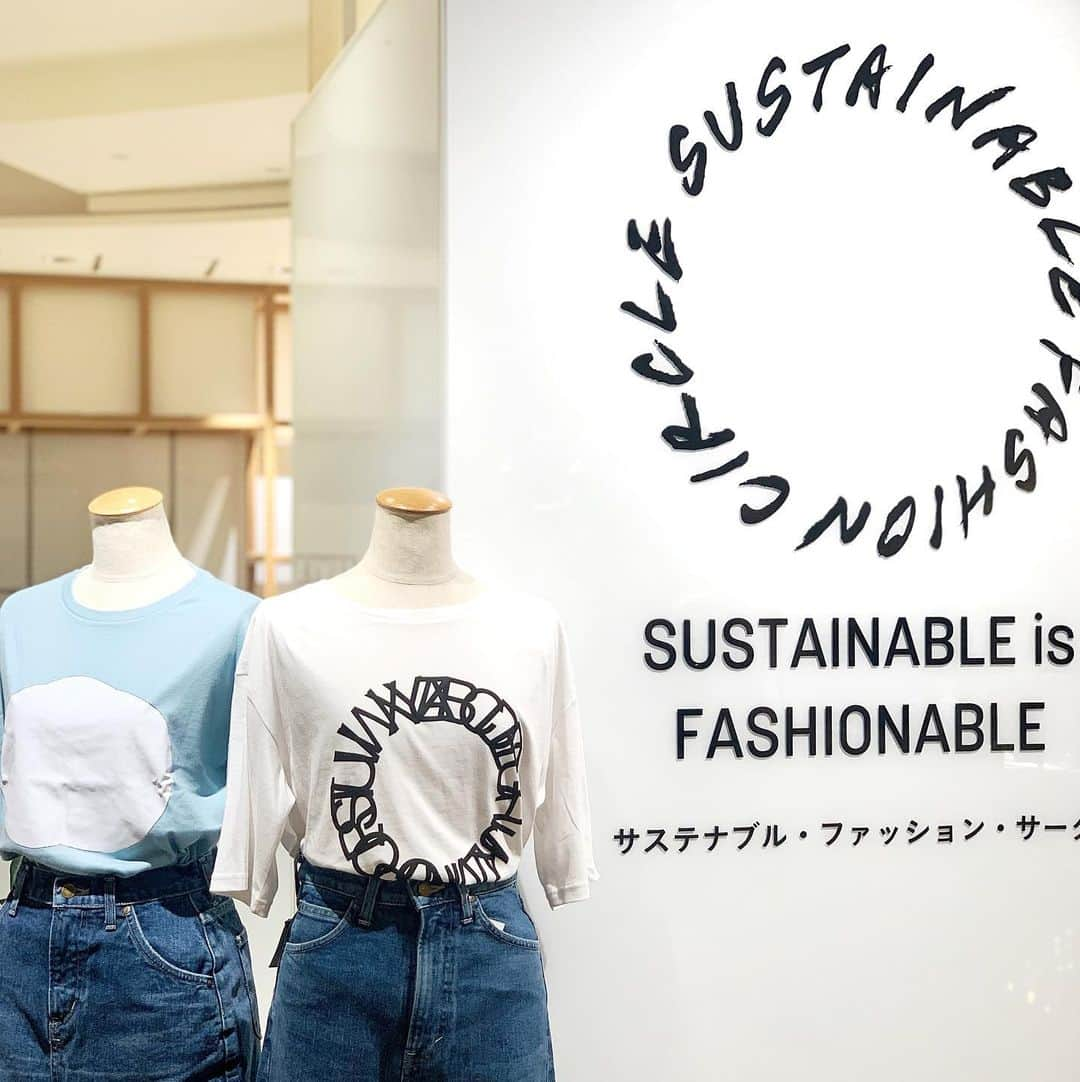 ISETAN PARK netさんのインスタグラム写真 - (ISETAN PARK netInstagram)「サステナブルはファッショナブル  2020年にスタートした「サステナブル・ファッション・サークル」。今回のイベントではANREALAGE、WALNUT、コムアイ（水曜日のカンパネラ）、 minä perhonen、森本千絵（goen ° ）の5名のデザイナー、アーティストとコラボレーションし、インド農家の支援となるサステナブル素材（無農薬栽培コットン）で製作されたTシャツが登場しています。  特集ページでは、インドの綿花生産者の支援に長年取り組むkurkku alternativeの代表、江良慶介さんと、三越伊勢丹のプランニングスタッフ寺澤真理が対談。ふたりが思う、考える「サステナブル」について語っています。  本イベントの詳しい情報は、@isetan_shinjuku のストーリー「POP UP」、またはこちらから▼ https://www.mistore.jp/shopping/feature/women_f2/sfc_w.html  サステナブル・ファッション・サークル ■8月5日（水）～8月11日（火） ■本館2階＝イーストパーク/アイテムプロモーション  @nikai_no_iriguchi_isetan  @anrealage_official  @walnut_illustration  @kom_i_jp  @mina_perhonen.jp  @chiemorimoto_goen  #kurkku #ANREALAGE #WALNUT #コムアイ #水曜日のカンパネラ #minäperhonen #ミナペルホネン #森本千絵 #goen #サステナブル #地球に優しい #エシカル #sustainable #サスティナブル #サステナビリティ #sdgsjapan #sustainability #地球を守ろう #できることから #TOKYO #SHINJUKU #ISETAN #新宿 #伊勢丹 #新宿伊勢丹 #伊勢丹新宿店」8月5日 13時23分 - isetan_shinjuku