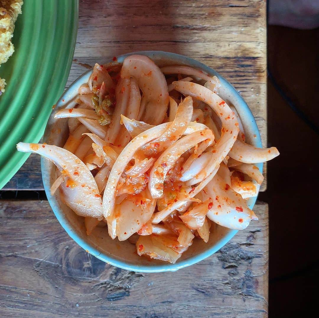 池内万作さんのインスタグラム写真 - (池内万作Instagram)「お昼ご飯に冷たいお蕎麦。 酸っぱくなりすぎたキムチと玉ねぎのあえものがなかなか。 鶏天は思ったより上手くできたので大満足。 #イケウチ家の食卓 #ビストロ万」8月5日 13時34分 - mandeshita