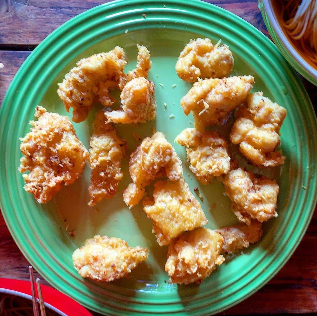 池内万作さんのインスタグラム写真 - (池内万作Instagram)「お昼ご飯に冷たいお蕎麦。 酸っぱくなりすぎたキムチと玉ねぎのあえものがなかなか。 鶏天は思ったより上手くできたので大満足。 #イケウチ家の食卓 #ビストロ万」8月5日 13時34分 - mandeshita