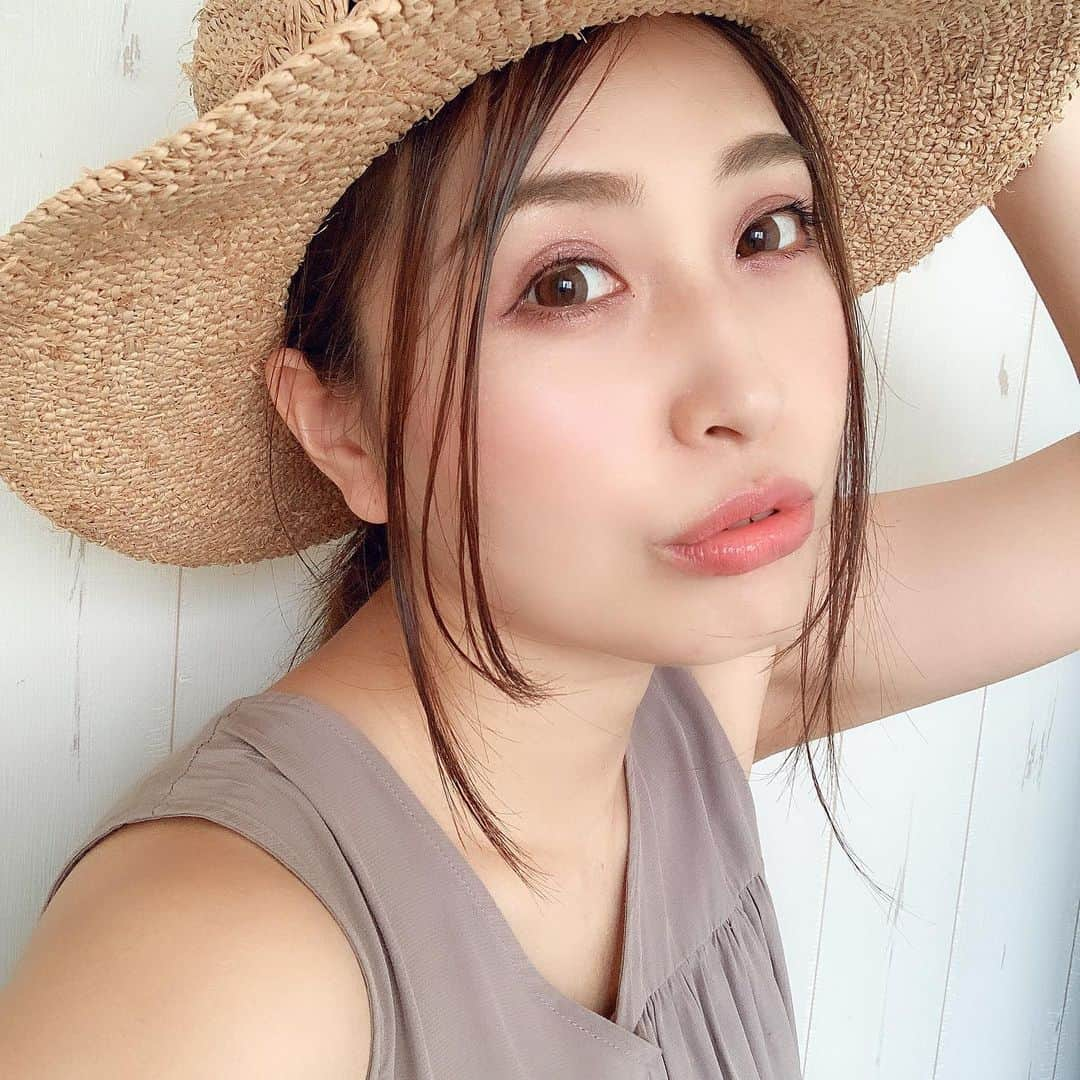 水野佑香さんのインスタグラム写真 - (水野佑香Instagram)「・﻿ ・﻿ 今日は#妊婦健診 ﻿ めちゃくちゃ暑いから麦わらハットで🌻﻿ ﻿ 待ち時間も長いし、﻿ せっかく外に出るから﻿ 新作コスメと新作カラコンでおでかけ💕﻿ ﻿ @tsubasamasuwaka1013  プロデュースの#ドーリーウインク﻿ の ﻿ 7月1日に発売された新作アイシャドウだよ✨﻿ ﻿ ・クリームタイプ﻿ ・シアー﻿ ・ラメ﻿ ﻿ 3種類の質感なんだけど﻿ ダスティカラーでめちゃくちゃ可愛い💕﻿ ﻿ 今日はすべての質感を使った﻿ ダスティパープルのアイメイクに☺︎﻿ ﻿ ﻿ カラコンは同じYouTube事務所の柱的存在﻿ @saaya831 がプロデュースした#メルシェ の#メープルシュガー﻿ ﻿ クリクリおめ目になって若返りました😉✨﻿ ﻿ ﻿ ﻿ #妊娠中期 #マタニティライフ #水野祐香 #新作コスメ #新作カラコン #youtuber #model #editor #ワーキングママ #ママ  #プレママ  #アラフォーモデル #マタニティ #妊娠  #40歳 #加齢に負けず華麗に生きる #얼스타그램 #찍스타그램 #셀카  #셀프」8月5日 13時26分 - mizuno_yuka