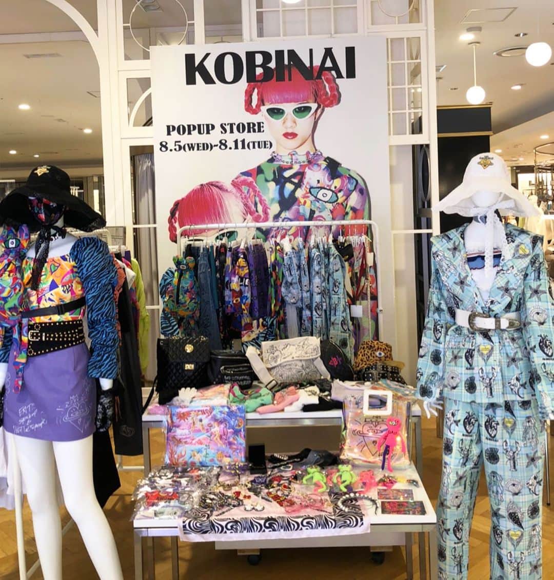 MAIMI☻KOBINAIのインスタグラム：「阪急うめだ本店POPUP始まりました！ 私は8/5-8/6 2日間ペイントイベントで🎨居ます！ 朝からたくさんのfamilyとお愛できて本当に嬉しい。 🏠🌏ありがとう🌏🏠  2020.8.5(WED)-8.11(TUE) 阪急うめだ本店 3F プロモーションスペース31 １週間限定 POPUP STOREを開催します！   8.5(WED)-8.6(THU) ２日間限定 KOBINAIデザイナーMAIMI によるペイントイベント開催！ ・10:00-12:00 ・15:00-17:00 ・18:00-20:00   ※開催時間の変更となる場合がございます。 ※状況により整理券を配布いたします。 ※新型コロナウィルス感染拡大防止に向けた取組みとして、 自粛しマスクを着用の上、飛沫防止パネルを設置してのご対応いたします。」