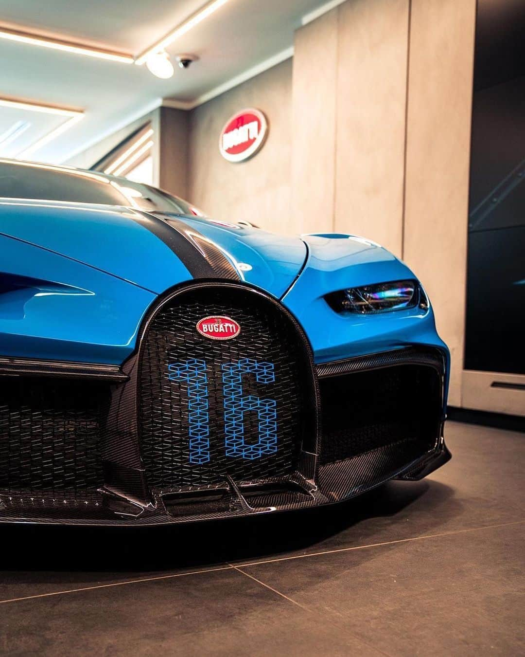 CARLiFESTYLEさんのインスタグラム写真 - (CARLiFESTYLEInstagram)「The aggressive Bugatti Chiron Pur Sport! 👍🏽or👎🏽? Photo by @ccourjon #carlifestyle #chironpursport」8月5日 13時42分 - carlifestyle