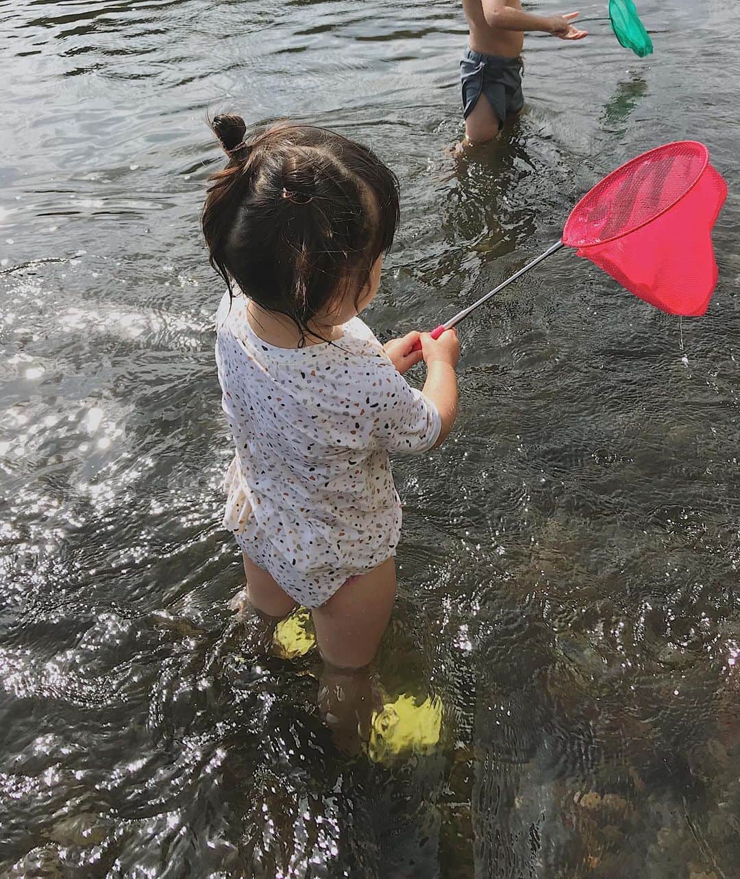 AMOさんのインスタグラム写真 - (AMOInstagram)「娘の @ryleeandcru のラッシュガードタイプの水着 去年 展示会でオーダーさせてもらったときは 夏休み、この水着をもって南国に行くぞ💭✨🏝と わくわくしていたけれど.... 願い叶わず。。。 近くの川や公園の水遊びに活躍させるよ🔫 セパレートだから着させやすいし なによりデザインがかわいすぎる🥨 来年サイズアウトしちゃったら また同じデザインのを買いたいくらいだ。 息子のスイムパンツは 去年の夏もはかせてた、 @shop_mikuco5 さんで取り扱っていた @ina_swim .🩲🤍 今年もまだはけた!」8月5日 13時35分 - amo_whale