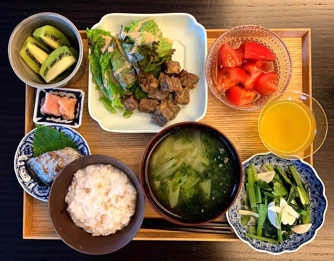 祐真朋樹さんのインスタグラム写真 - (祐真朋樹Instagram)「ステーキな朝！  #朝ご飯 #祐ご飯 #おかゆ #サイコロステーキ #具沢山味噌汁  #お抹茶入り煎茶  #利ご飯 #トマト✖️ #そう麺つゆ #明太子 #キウイ #染付け  @arabiaofficial  @arabiaofficial_japan #完食 #朝食ビフォーアフター #食後皿アート」8月5日 13時36分 - stsukezane