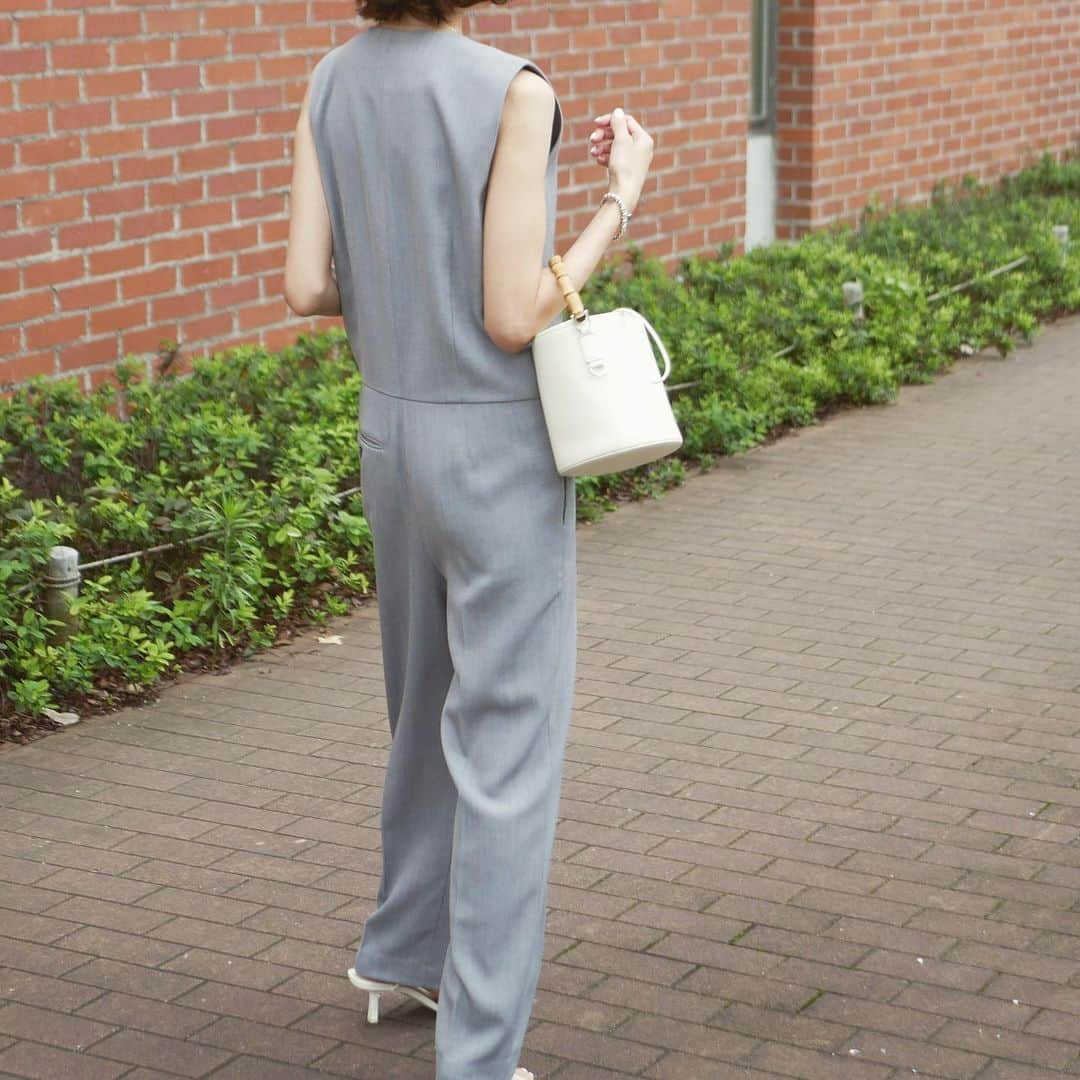 j.chikaさんのインスタグラム写真 - (j.chikaInstagram)「♡﻿ ﻿ gray × ivory﻿ ﻿ ﻿ all in one…#kuum @kuumfashion × chika﻿ bag…#jilsander @jilsander﻿ shoes…#therow @therow ﻿ ﻿」8月5日 13時41分 - chikako.hongo