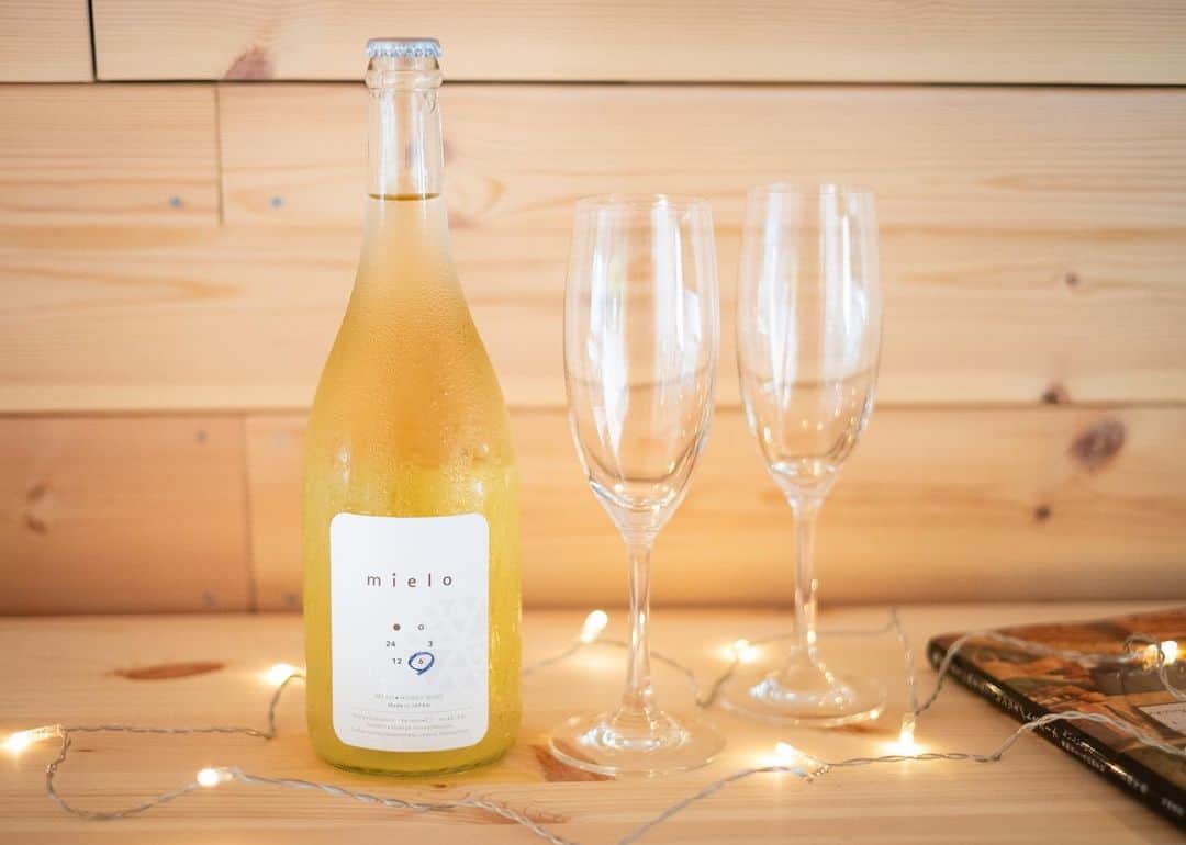 haru.のインスタグラム：「. こんにちは♩ . 今回アオアイベバレジ  @aoai_beverage_meadery  様から発売されている、 蜂蜜のお酒「mielo6」(ミエロシックス)をお試しさせていただきました♡ . 「mielo6」は蜂蜜の優しい香りを楽しめる爽やかなスパークリングのお酒。 低アルコールで中辛口。爽やか&甘さ控えめなので、とても飲みやすいです。 . 和洋中さまざまなお料理に合わせて美味しくいただけるさっぱりとした口あたり。 普段のお食事からホームパーティーまで、あらゆるシーンで活躍しそうです✨ . 気になる方はぜひアオアイベバレジ  @aoai_beverage_meadery のアカウントを覗いてみてくださいね😆♩ . . .」