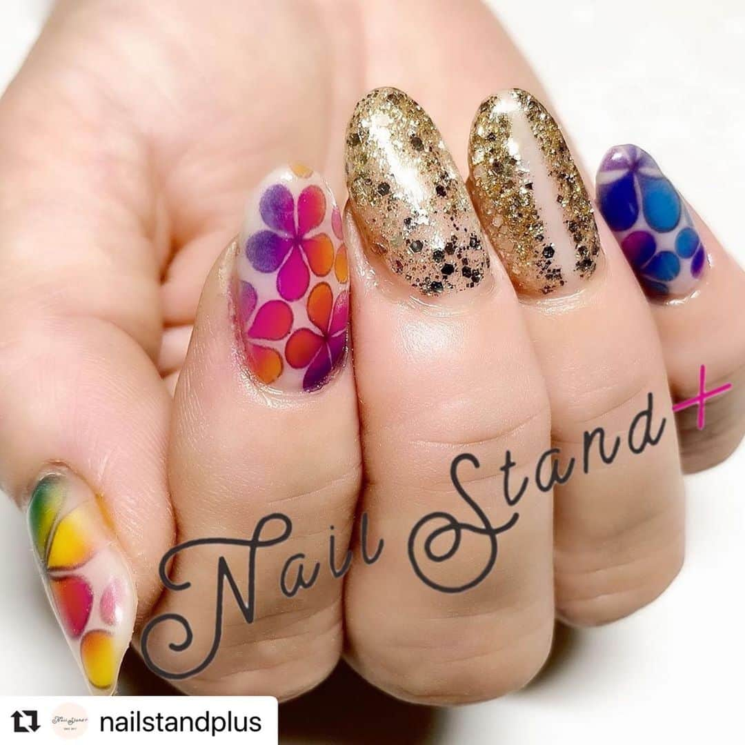 ネイルスタンド　ツメコさんのインスタグラム写真 - (ネイルスタンド　ツメコInstagram)「#Repost @nailstandplus with @make_repost ・・・ こんにちは🌞 もー暑すぎて暑すぎて😂😂😂 みなさん熱中症にならないように気をつけてくださいね😭 . さあさあ、今回も夏ネイルをご紹介💅❤️ このカラフル感！めちゃめちゃ 夏を感じます🥳🥳🥳❤️ そしてこのゴージャスなラメもまた素敵🙌 ぜひしてみてくださいね❤️ . . #NailStand＋ #nail #ネイルスタンドプラス #彦根 #ネイルサロン彦根 #彦根ネイルサロン #彦根市 #彦根観光地 #プリンターネイル #デザインネイル #ツメコ #tsumeco #nails #春ネイル #ジェルネイル #ネイルサロン滋賀 #時短ネイル #大人可愛い #スピーディーネイル #米原ネイルサロン #長浜ネイルサロン  #💅 #ツメコネイル #多賀ネイルサロン #ネイルサロン多賀 #子供同伴ok」8月5日 13時52分 - tsume.co