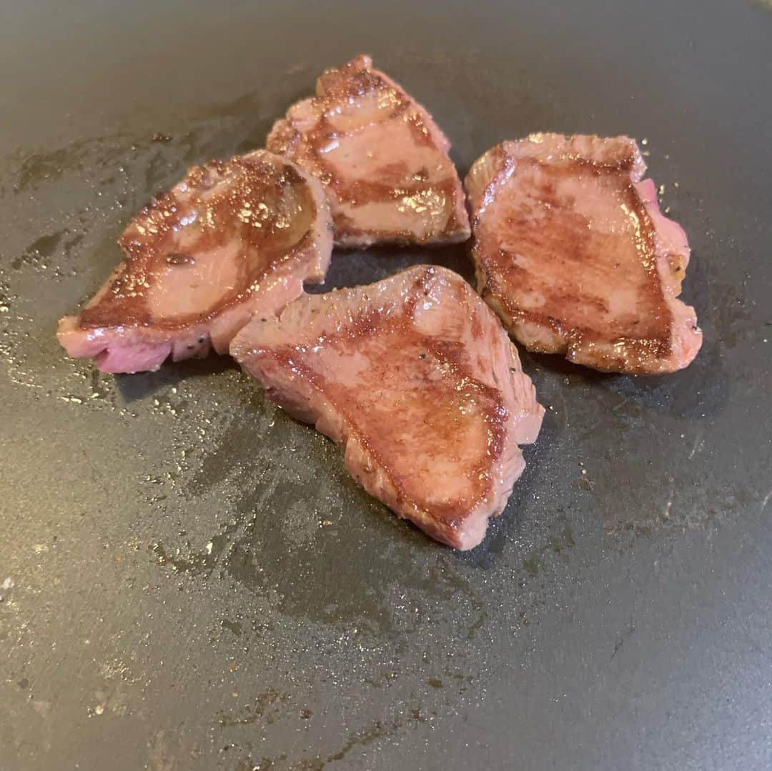 高橋茂雄さんのインスタグラム写真 - (高橋茂雄Instagram)「最強の焼き肉屋さん牛恋の家で食べれる焼き肉「ウチ恋セット〜極〜」！！ めちゃくちゃ美味かったよ！ めちゃくちゃおすすめです！  @ushikoiでぜひ  #ウチ恋 #好きな店のを家で食べる幸せ #にんにくとチシャ菜は別で買って食べたらおいしい」8月5日 13時57分 - shigeo0128