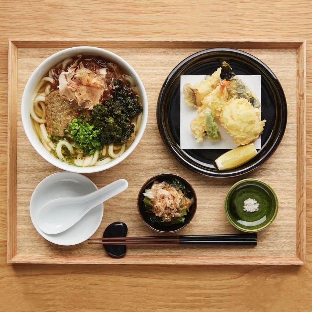 無印良品さんのインスタグラム写真 - (無印良品Instagram)「【銀座】WA|Japanese Restaurantからのお知らせ - 東京・無印良品 銀座 6階にあるWA|Japanese Restaurantは、旬の素材を使い地域の料理をお届けしている和食店です。8月6日（木）より新メニューをスタートいたします。  今回は愛媛のお料理を中心にお楽しみいただける内容となっております。  ランチ ■じゃこ天うどんのおぜん　990円 宇和島安岡蒲鉾のじゃこ天。海苔は瀬戸内でとれる黒ばらのりを使ったあたたかいおうどんです。 ■お肉のおぜん　1200円 愛媛の味噌「ひしお味噌」とポン酢でお好みで召し上がっていただくこの時期にぴったりの冷しゃぶサラダをご用意しています。 ■お魚のおぜん　1200円 脂の乗ったカレイをじっくりとお味噌に漬け込み、ふっくらと焼き上げました。 ■愛媛のおぜん　1400円 「せんざんき」「いもたき」等愛媛の郷土料理を堪能できるおぜんでご用意しています。  ディナー（週末限定） ■羽釜ご飯を味わうセット　3500円 羽釜ご飯と一緒に愛媛のお料理を含めた9種類の前菜、焼き物、煮物を味わっていただくセットメニューに仕上げました。  ディナータイムでは、羽釜ご飯を味わうセットの他に4種類のおぜんをご用意しています。 ぜひ一度ご賞味ください。 ※羽釜ご飯を味わうセットはご予約のお客様のみお召し上がりいただけます  ■営業時間 平日（日祝日を含む月～木） ・11:30～15:00（14:30LO） ※ランチ営業のみ  週末（金、土、祝日前日） ランチ ・11:30～15:00（14:30LO） カフェ ・14:30～17:00　ラストオーダーは設けません。 ディナー ・17:00～21:00（20:00LO） - #無印良品 #MUJI #無印良品銀座 #MUJIGINZA #MUJIHOTELGINZA #銀座 #GINZA #東京 #Tokyo #MUJIWA #銀座和食 #Wajapaneserestaurant #銀座ランチ #銀座ディナー #うどん #Udon #愛媛 #愛媛料理 #郷土料理 #WA #localfood」8月5日 14時00分 - muji_global