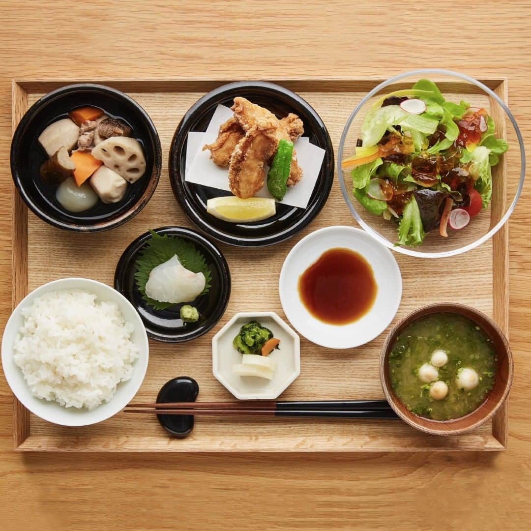 無印良品さんのインスタグラム写真 - (無印良品Instagram)「【銀座】WA|Japanese Restaurantからのお知らせ - 東京・無印良品 銀座 6階にあるWA|Japanese Restaurantは、旬の素材を使い地域の料理をお届けしている和食店です。8月6日（木）より新メニューをスタートいたします。  今回は愛媛のお料理を中心にお楽しみいただける内容となっております。  ランチ ■じゃこ天うどんのおぜん　990円 宇和島安岡蒲鉾のじゃこ天。海苔は瀬戸内でとれる黒ばらのりを使ったあたたかいおうどんです。 ■お肉のおぜん　1200円 愛媛の味噌「ひしお味噌」とポン酢でお好みで召し上がっていただくこの時期にぴったりの冷しゃぶサラダをご用意しています。 ■お魚のおぜん　1200円 脂の乗ったカレイをじっくりとお味噌に漬け込み、ふっくらと焼き上げました。 ■愛媛のおぜん　1400円 「せんざんき」「いもたき」等愛媛の郷土料理を堪能できるおぜんでご用意しています。  ディナー（週末限定） ■羽釜ご飯を味わうセット　3500円 羽釜ご飯と一緒に愛媛のお料理を含めた9種類の前菜、焼き物、煮物を味わっていただくセットメニューに仕上げました。  ディナータイムでは、羽釜ご飯を味わうセットの他に4種類のおぜんをご用意しています。 ぜひ一度ご賞味ください。 ※羽釜ご飯を味わうセットはご予約のお客様のみお召し上がりいただけます  ■営業時間 平日（日祝日を含む月～木） ・11:30～15:00（14:30LO） ※ランチ営業のみ  週末（金、土、祝日前日） ランチ ・11:30～15:00（14:30LO） カフェ ・14:30～17:00　ラストオーダーは設けません。 ディナー ・17:00～21:00（20:00LO） - #無印良品 #MUJI #無印良品銀座 #MUJIGINZA #MUJIHOTELGINZA #銀座 #GINZA #東京 #Tokyo #MUJIWA #銀座和食 #Wajapaneserestaurant #銀座ランチ #銀座ディナー #うどん #Udon #愛媛 #愛媛料理 #郷土料理 #WA #localfood」8月5日 14時00分 - muji_global