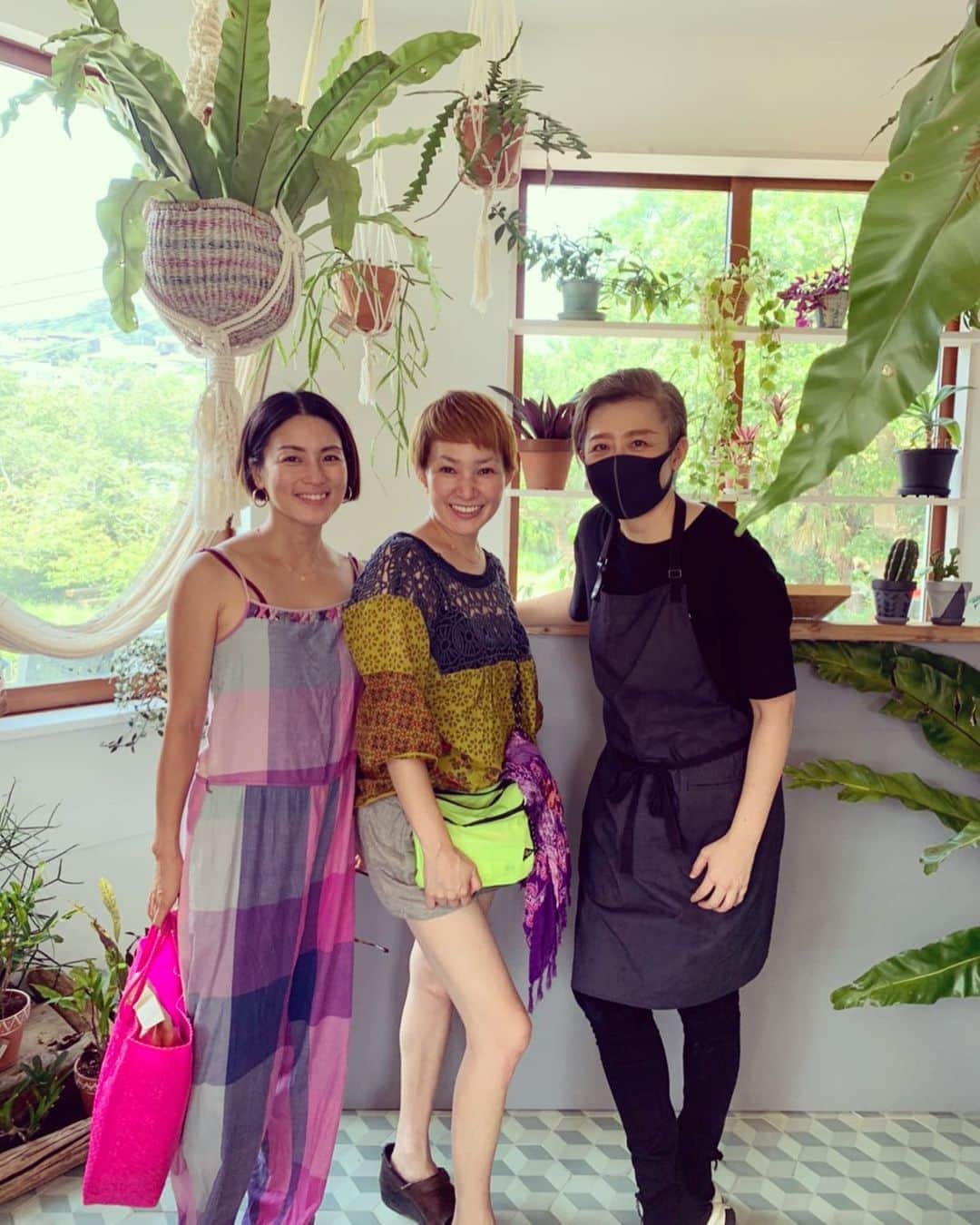 桃生亜希子のインスタグラム：「大好きなまみえ　@mamiekakimoto 、やっと会えた🤍 　ピッパラさん @hayamabreadclub に会いに　HAYAMA BREAD CLUBへ。  　今日も美味しいパン🍞を沢山買いました🥐🥪🥖🙏🌞 #hayamabreadclub」