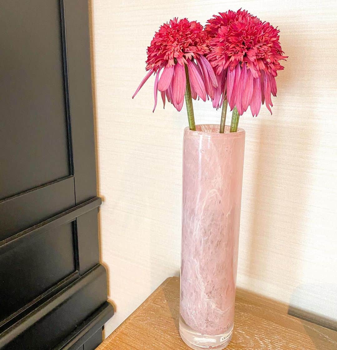 林弓束さんのインスタグラム写真 - (林弓束Instagram)「可愛い花たちがまたまたやってきましたー💐 #hitohana でおすすめのブーケをお願いしていくつかの花瓶にわけていろんな場所に彩りを🌸🌼 そろそろ新しい花瓶がほしいところ。 ところで君たち名前は？ 新しいお花との出会いです💐 . . #花のある暮らし #花 #花瓶 #花のある生活 #花のあるくらし #フラワーアレンジメント #フラワーベース」8月5日 14時43分 - hayashiyuzuka