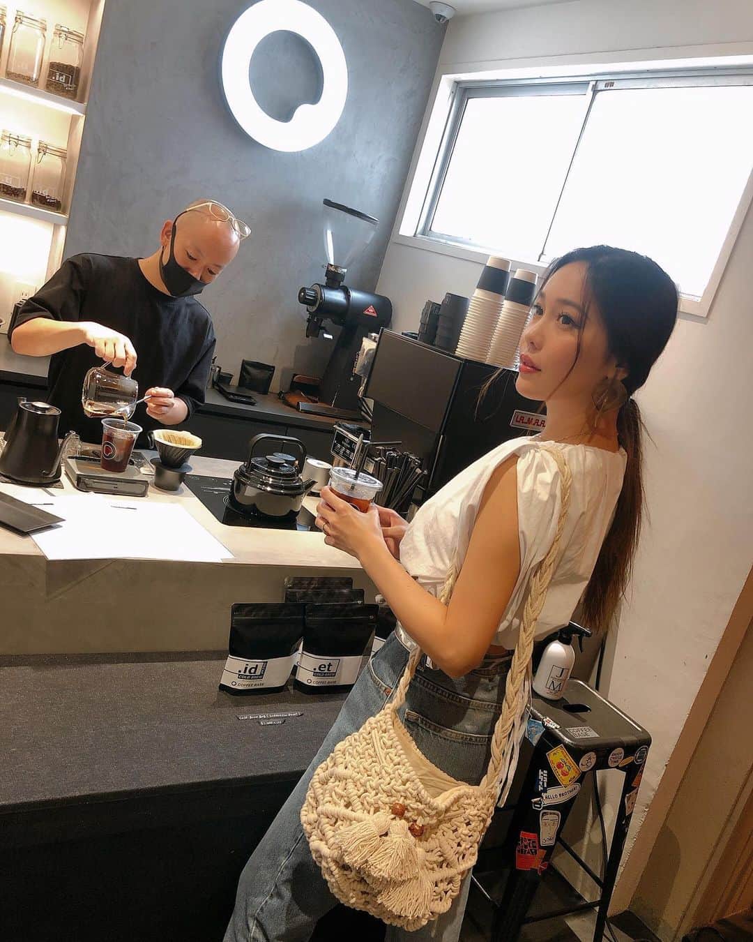 のインスタグラム：「新しいバッグでお出かけ😽♩ Coffee time.🤎🖤 * * * #cjjuri #jurixoxoxo #Resortnista」