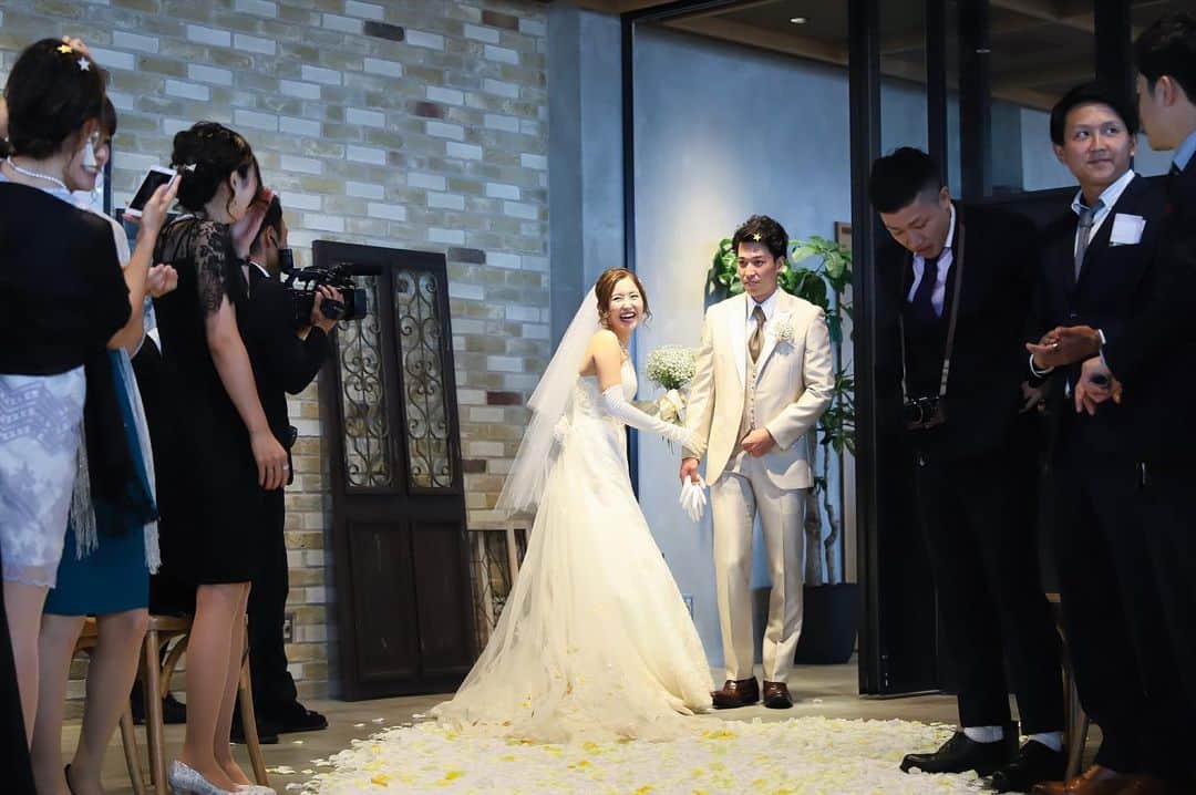 THE STYLE No.20 NEW YORK STYLE WEDDINGのインスタグラム：「2020年5月☆オープン2周年★ 口コミサイトの料理部門4年連続No.1獲得 No.20で自分たちらしい結婚式が叶う . ↓詳しくはHPをチェック↓ https://www.styles.jp/wedding/20f/ . 週末＆平日ブライダルフェアを開催しております メッセージ or ダイレクトメールからでも予約可能 . ↓ TEL ↓ 086-234-7310 . ↓ MAIL ↓ info-thestyle@styles.jpn.com . #thestyle #wedding #bridal #party #weddingparty #weddingphoto #weddingdress#starwedding #instagood #instalike #love #style #instapic  #結婚式 #結婚 #岡山結婚式 #ウェディング #プレ花嫁 #花嫁 #テーブルコーディネート #結婚式準備 #日本中のプレ花嫁さんと繋がりたい #ウェディングドレス #ウェディングフォト #ウェディングレポ #令和婚 #令和」